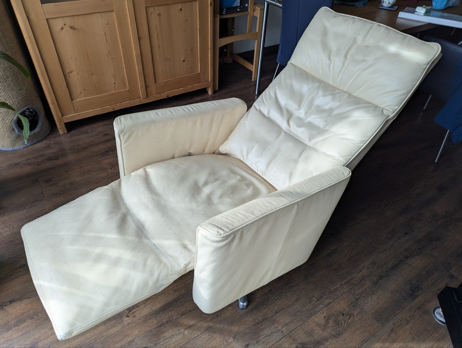 Relaxfauteuil, crème leer, mechanisch verstelbaar, Ophalen, Gebruikt, 50 tot 75 cm, Leer