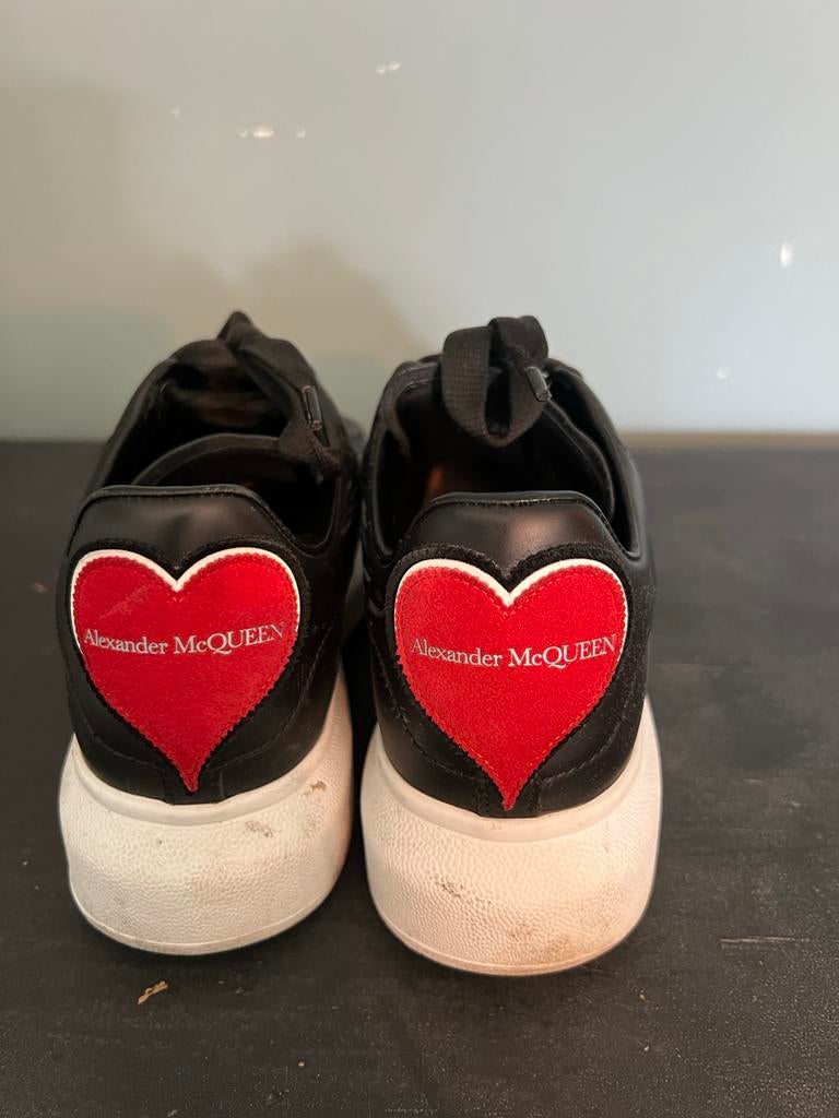 Alexander McQueen sneakers met hartjes maat 36, Ophalen of Verzenden, Gedragen, Zwart, Sneakers of Gympen