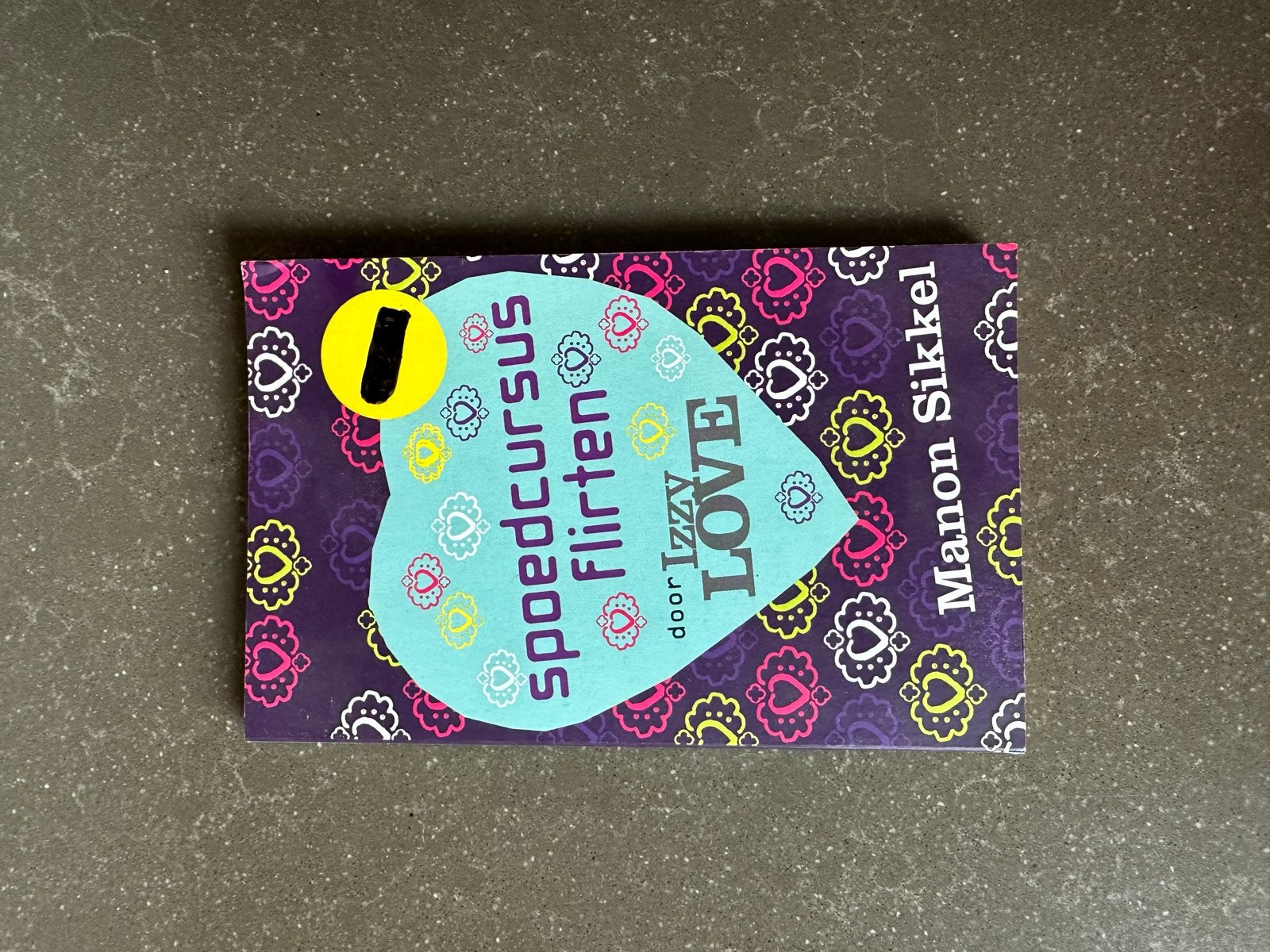 Spoedcursus Flirten door Izzy Love - Manon Sikkel, Ophalen of Verzenden, Zo goed als nieuw, Nederland