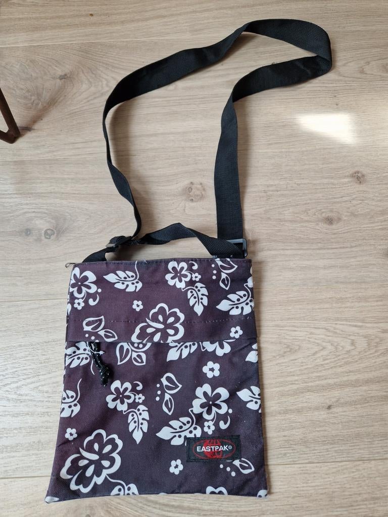 Eastpak schoudertasje met bloemenprint, Ophalen of Verzenden, Gebruikt, Zwart, Overige merken