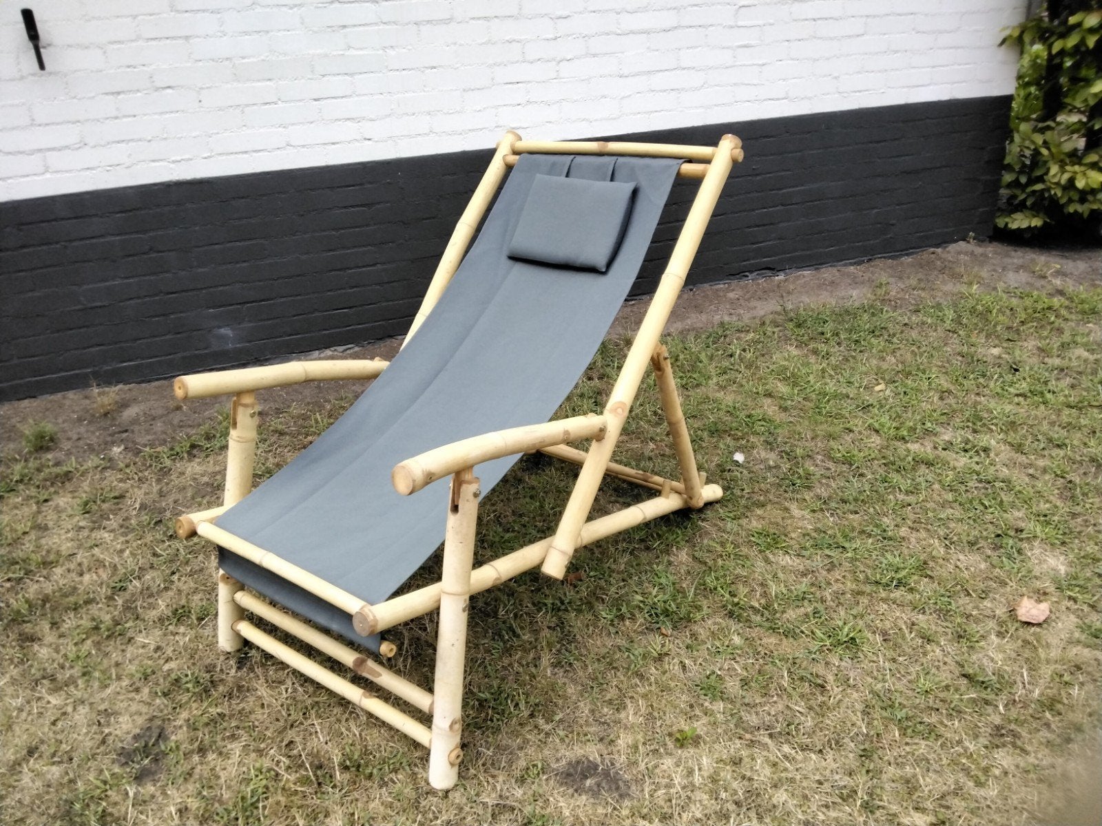 Bamboe ligstoel met grijs kussen, Tuin en Terras, Ophalen, Gebruikt, Overige materialen, Verstelbaar