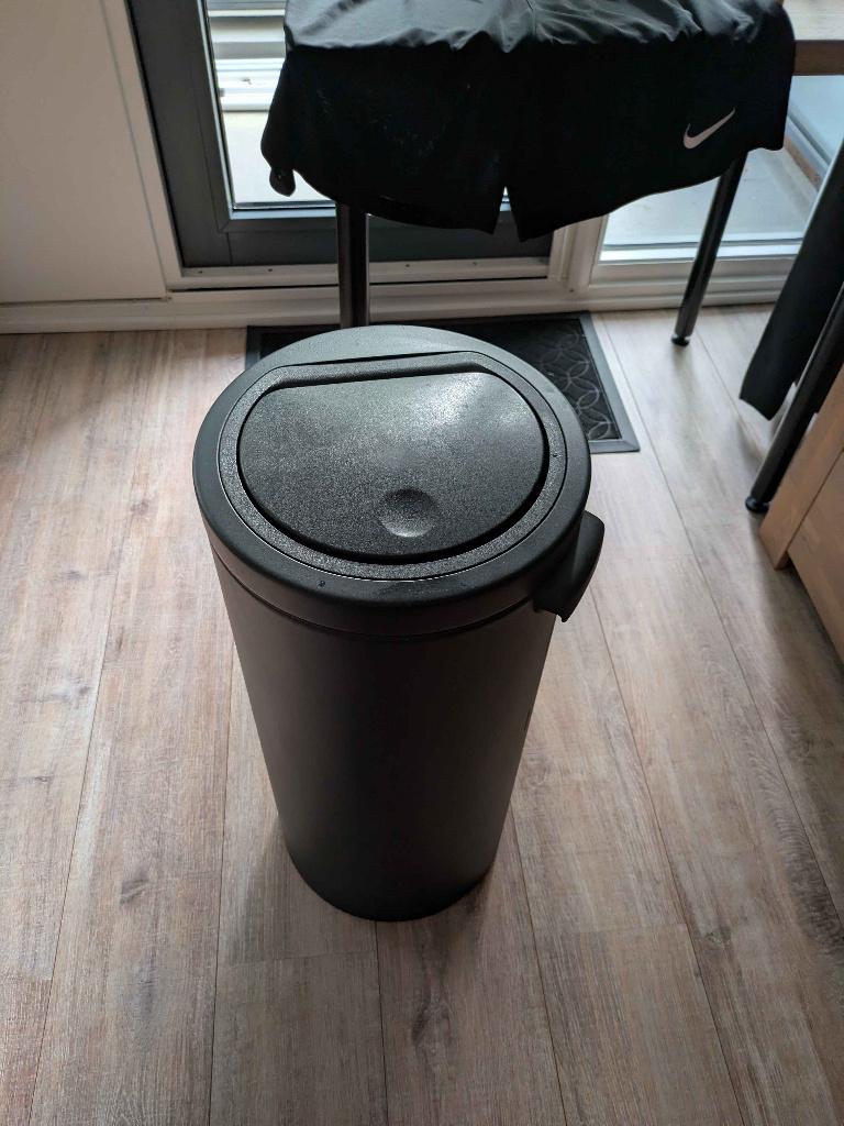 prullenbak flat top brabantia touch bin matt zwart 30 liter, Ophalen, Kunststof, Gebruikt, 50 tot 75 cm