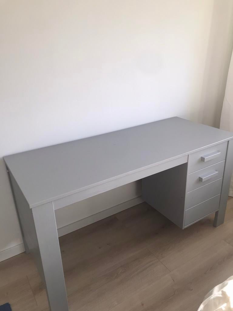 Dennis bureau geborsteld betongrijs, Ophalen, Hout, Schoolbureau, Zo goed als nieuw