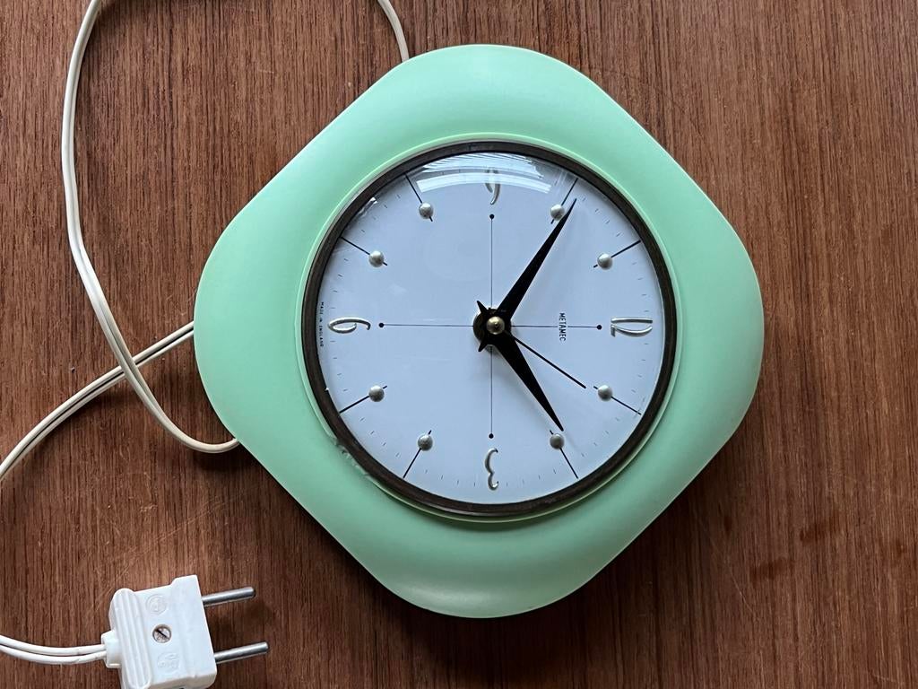 Vintage Metamec wandklok, lichtgroen bakeliet, werkend, Antiek en Kunst, Antiek | Klokken, Ophalen of Verzenden