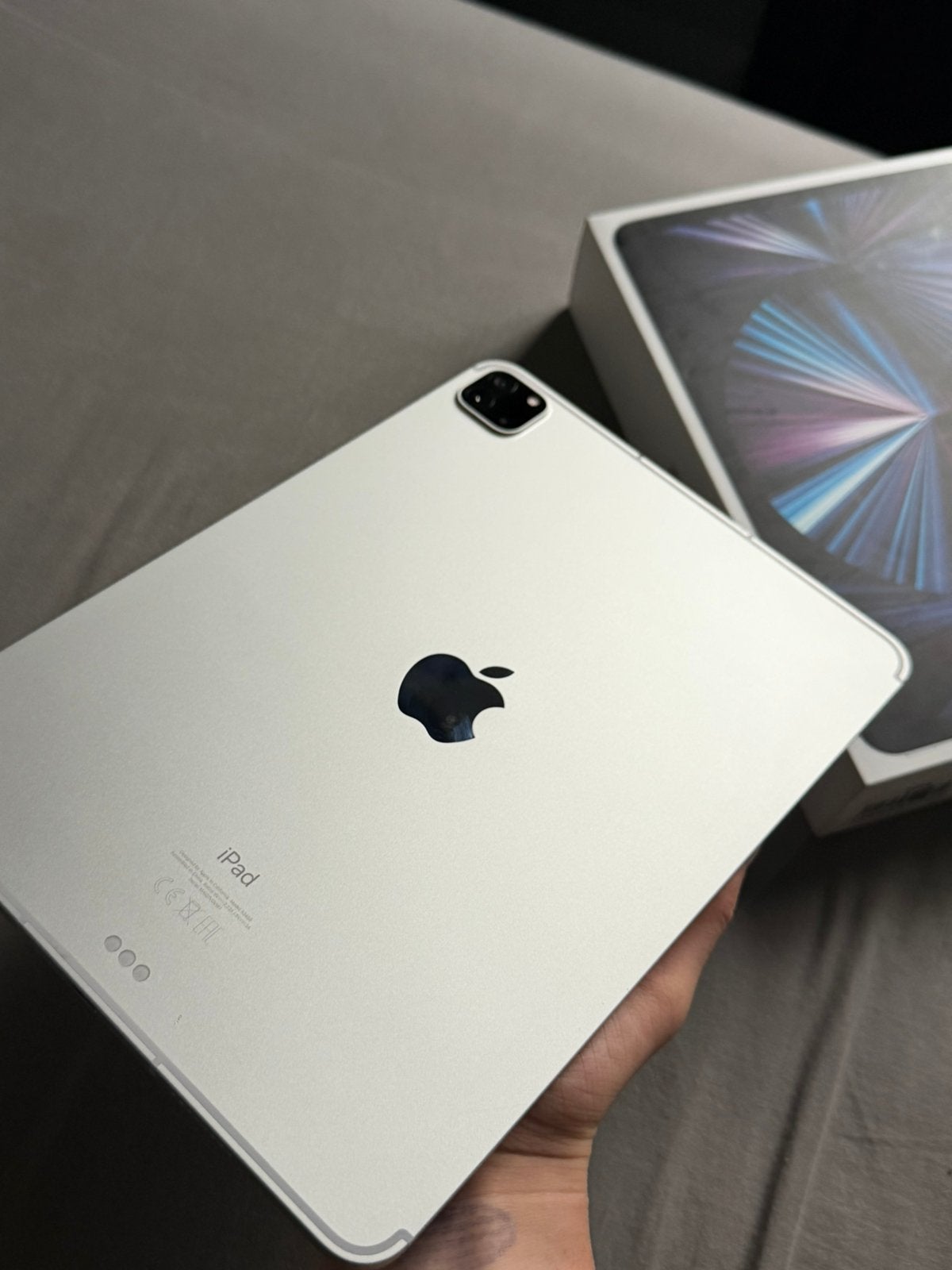 Foto 4 van Ipad pro M1 128GB cellular + pencil + case