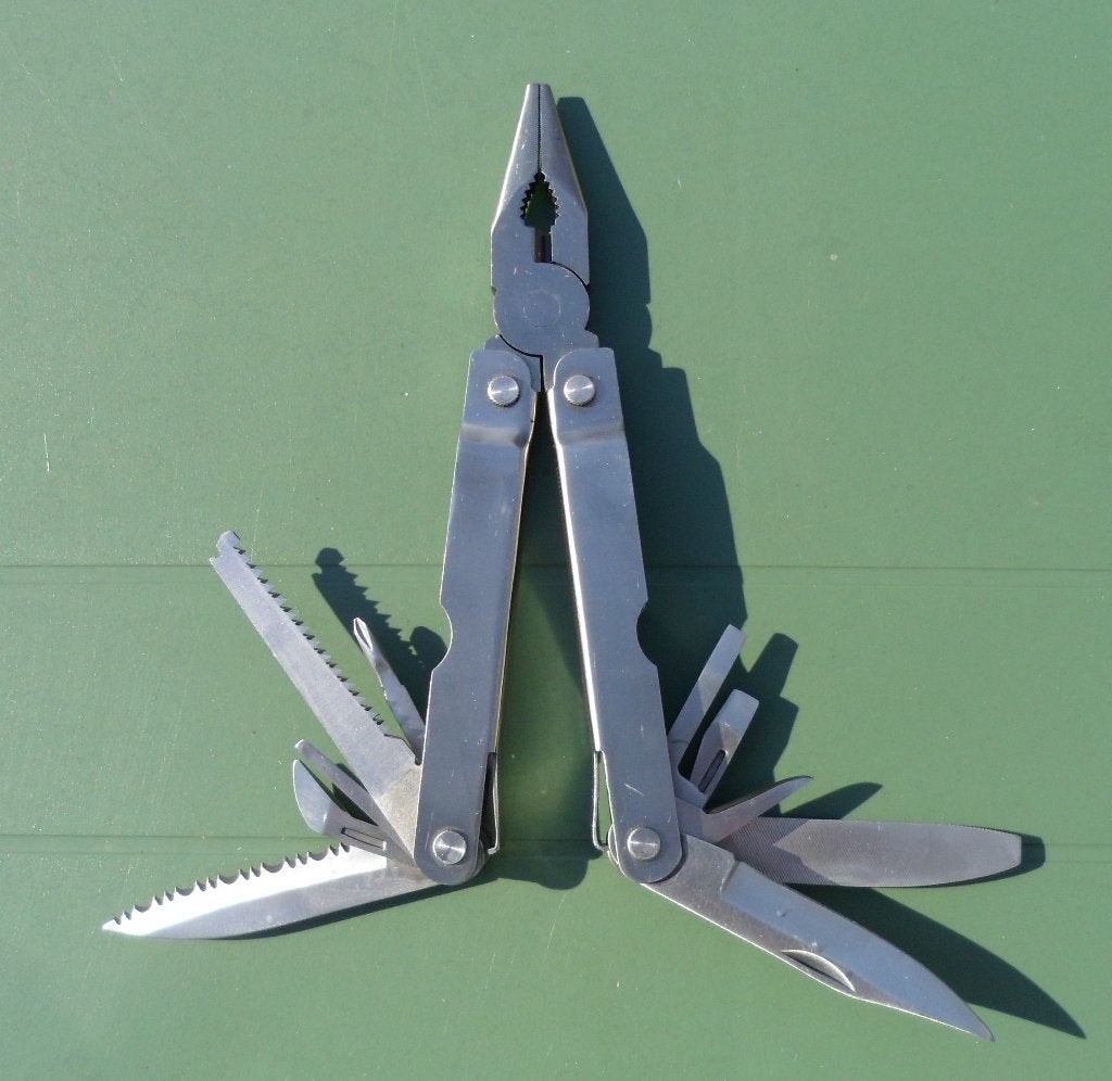 Multitool met leren draaghoes zeer compleet uitgevoerd NIEUW, Caravans en Kamperen, Kampeergereedschap, Ophalen of Verzenden, Nieuw