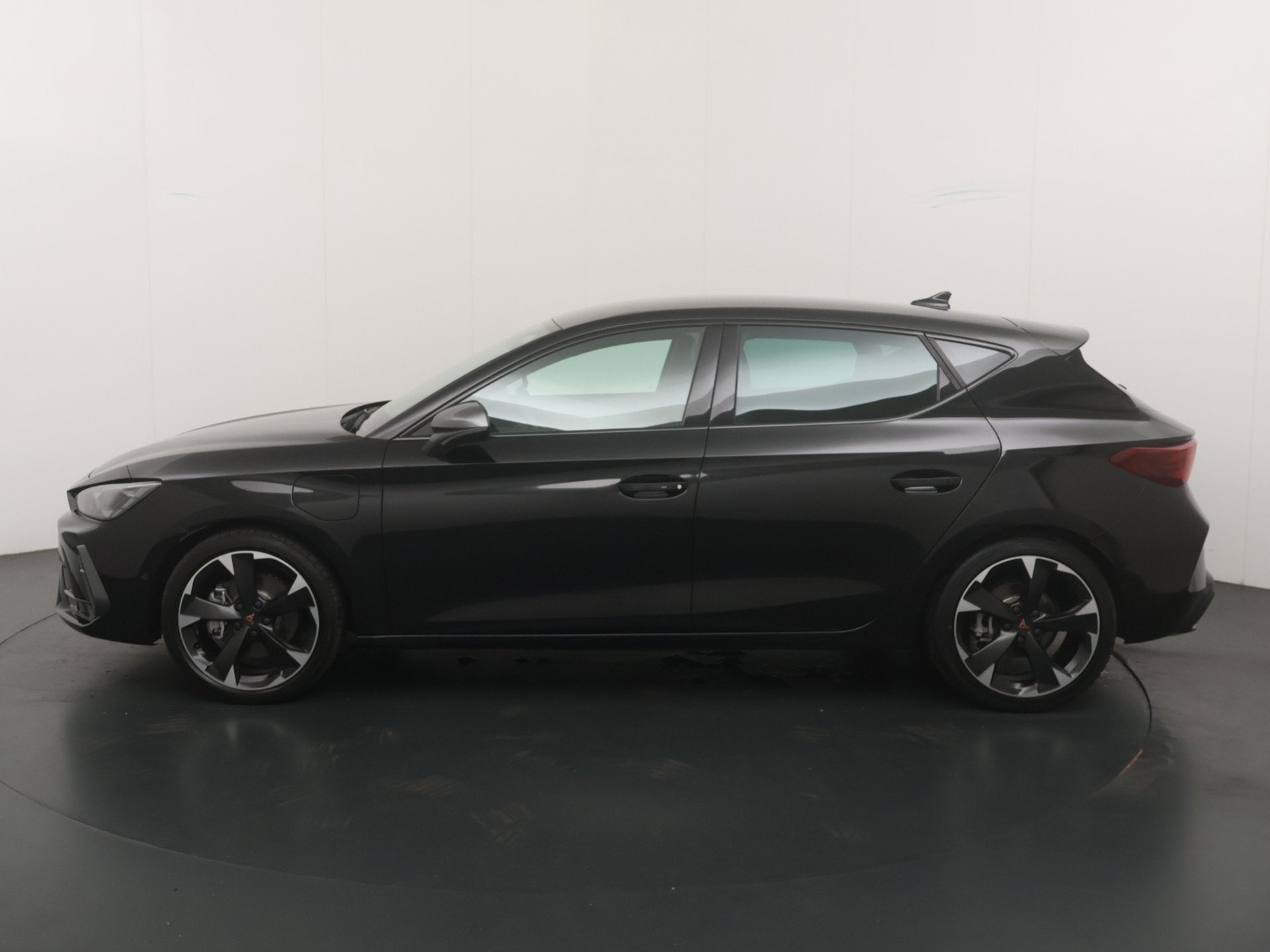 CUPRA Leon 1.5 TSI e-Hybrid 204pk PHEV Business | Stoel- en, 12 maanden, 4 cilinders, Leon, Leder en Stof
