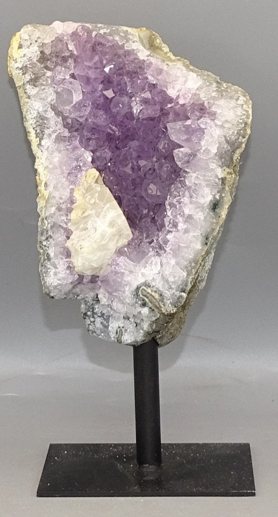 Amethist met Calciet op metalen standaard, Ophalen of Verzenden, Mineraal