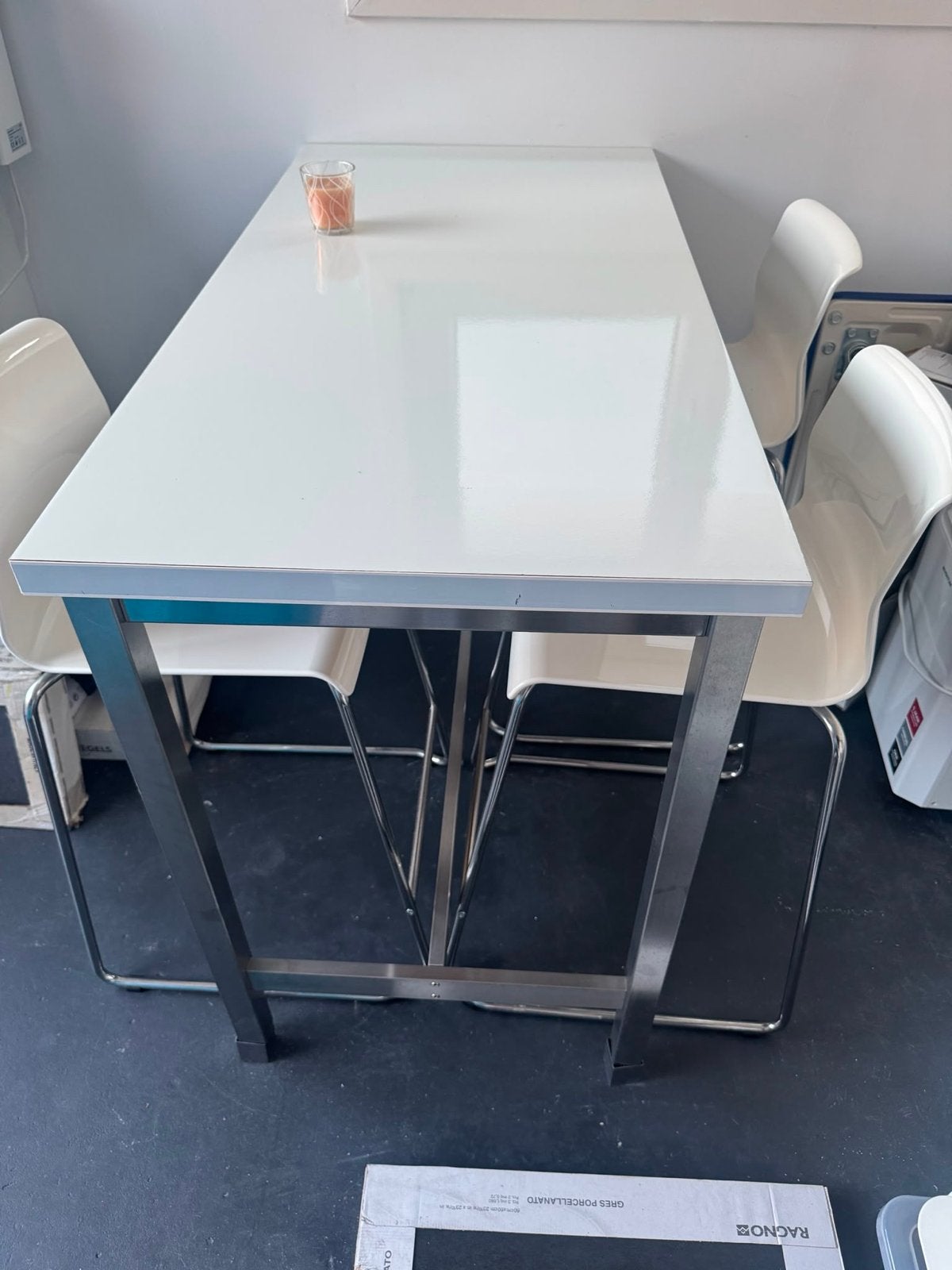 IKEA bartafel met 4 witte stoelen - Modern design, Ophalen, Gebruikt, 90 cm of meer, Metaal