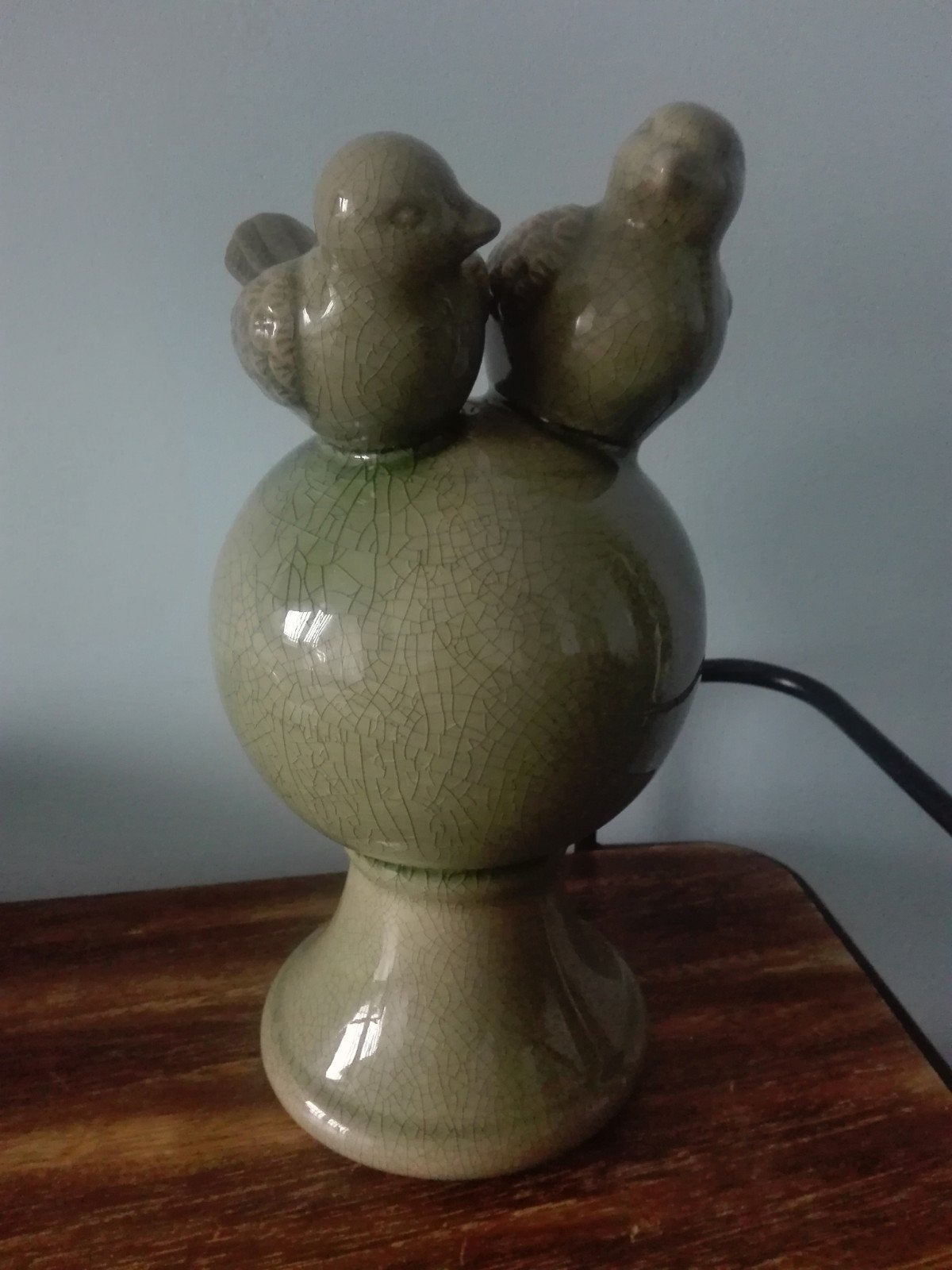 Deco keramiek vogels op bol beeld 30 cm hoog / 20 cm breed, Ophalen of Verzenden, Zo goed als nieuw, Dier