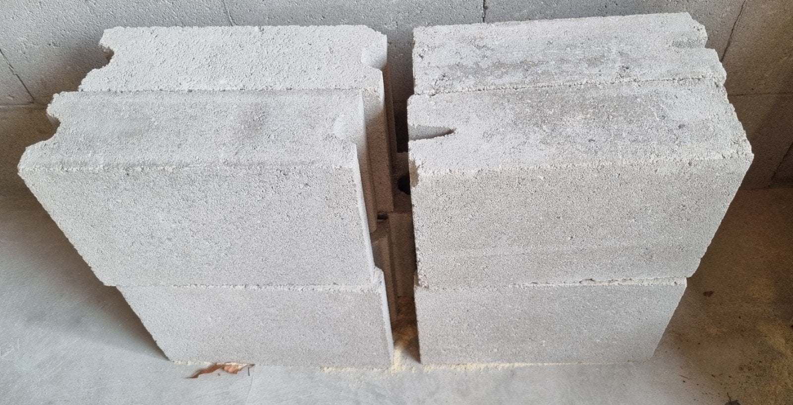 Gratis: 8 stuks BIA vuilwerk betonblokken en lijmmortel 947., Doe-het-zelf en Verbouw, Ophalen, Nieuw, Beton