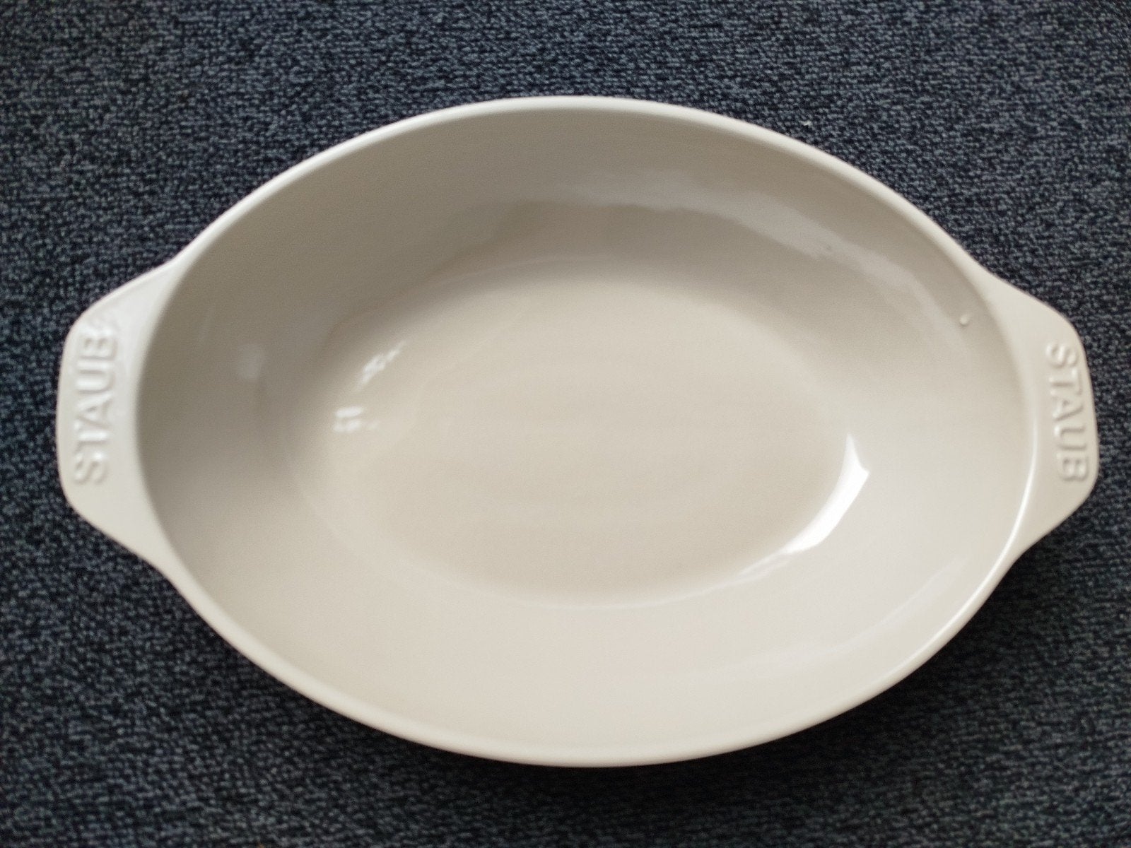Staub ovenschaal beige, Huis en Inrichting, Keuken | Keukenbenodigdheden, Ophalen of Verzenden, Zo goed als nieuw