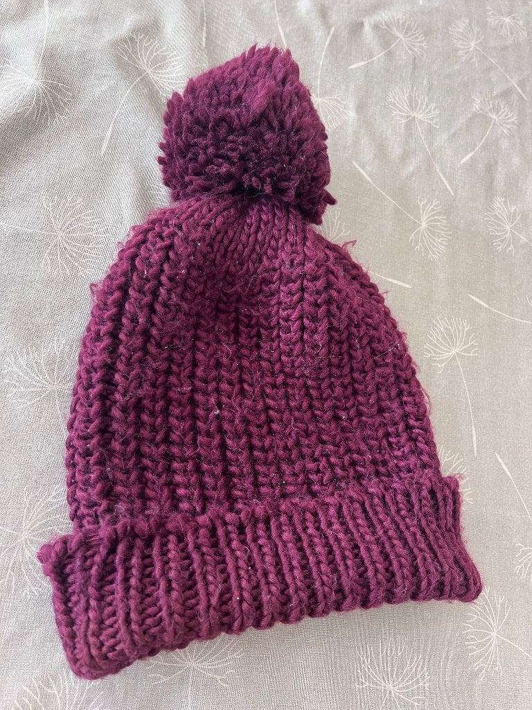 warme muts dames bordeaux rood met pluim gebreid model, Maat 38/40 (M), Ophalen of Verzenden, Muts, Onbekend