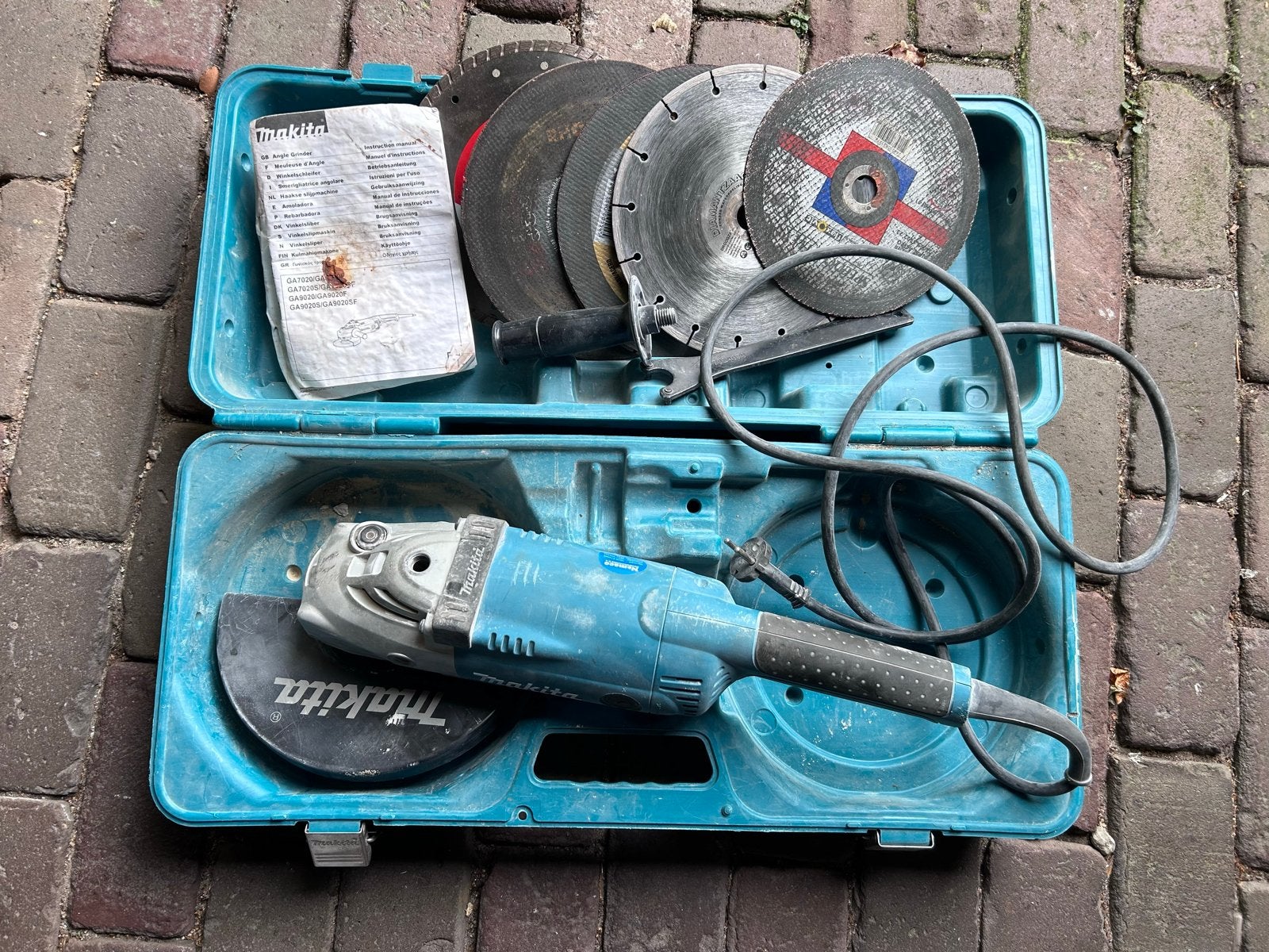 Makita Haakse Slijpmachine met Koffer en Schijven, Ophalen of Verzenden, Gebruikt, 700 tot 1000 watt, Haakse handslijpmachine