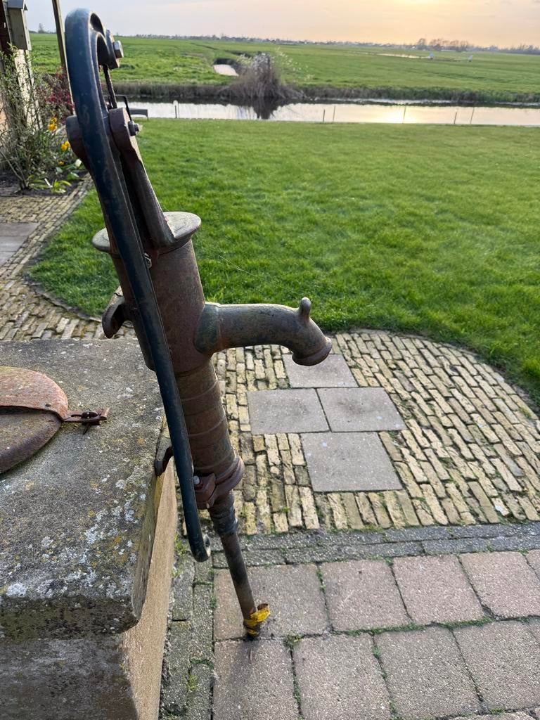 Oude waterpomp, Ophalen