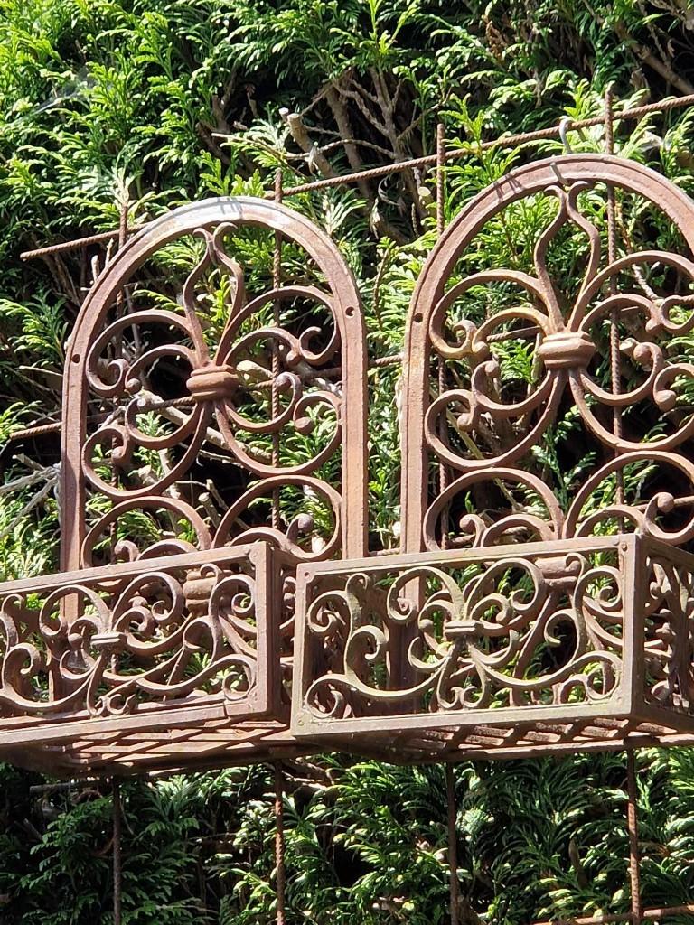 2 gietijzeren gotische stijl plantenhangers (brocante), Tuin en Terras, Gebruikt, Minder dan 60 cm, Ophalen of Verzenden, Balkon