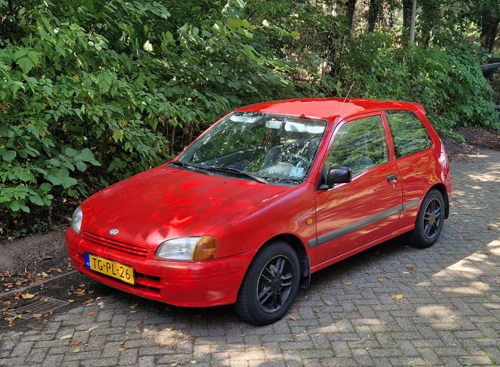 Toyota Starlet 1.3 16V 1998 rood, nieuwe apk., 15 km/l, 74 pk, Starlet, Origineel Nederlands