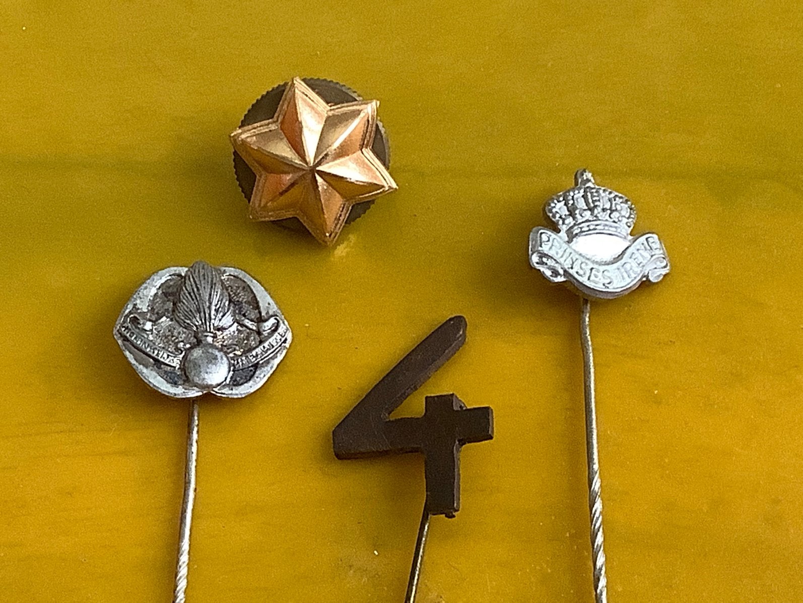 Vier items Koninklijke Marechaussee KM Prinses Irene Brigade, Verzamelen, Ophalen of Verzenden, Marechaussee, Nederland, Embleem of Badge
