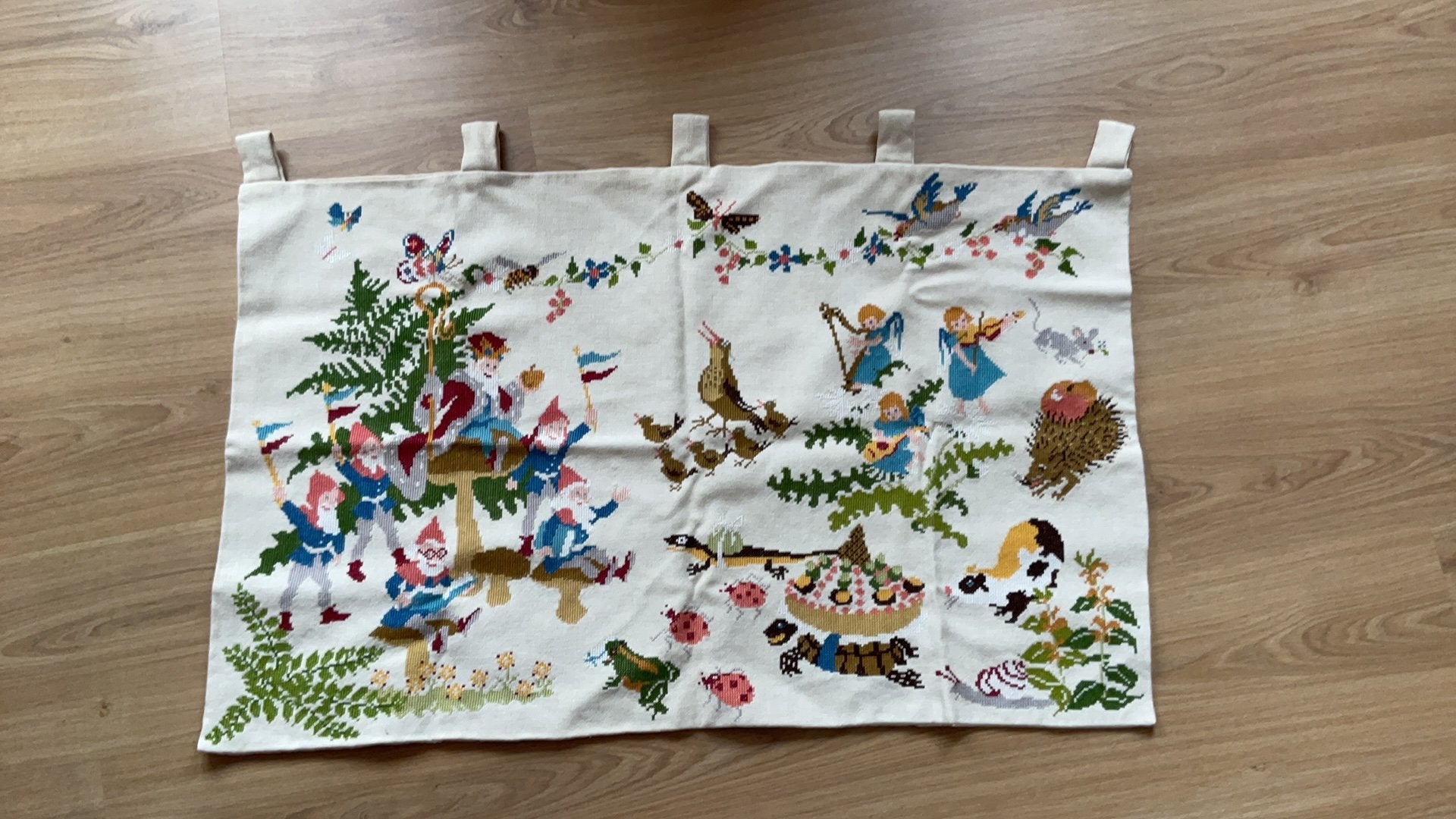 Wandkleed met kabouter en dieren voorstelling, Ophalen of Verzenden, Zo goed als nieuw, Handborduren