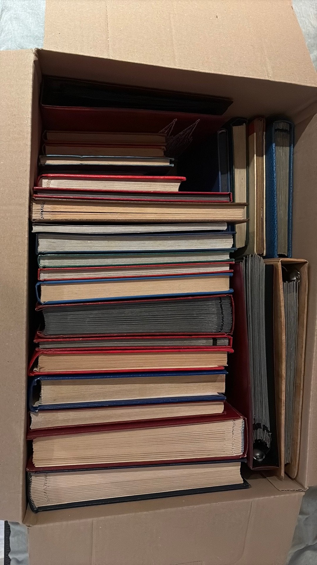 Verhuisdoos vol met 26 lege postzegelalbums / stockboeken, Postzegels en Munten, Postzegels | Volle albums en Verzamelingen, Verzenden