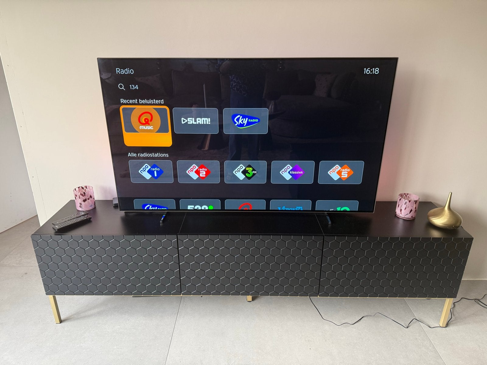 Modern zwart tv-meubel met honingraatpatroon, Ophalen, 150 tot 200 cm, Zo goed als nieuw, Minder dan 100 cm