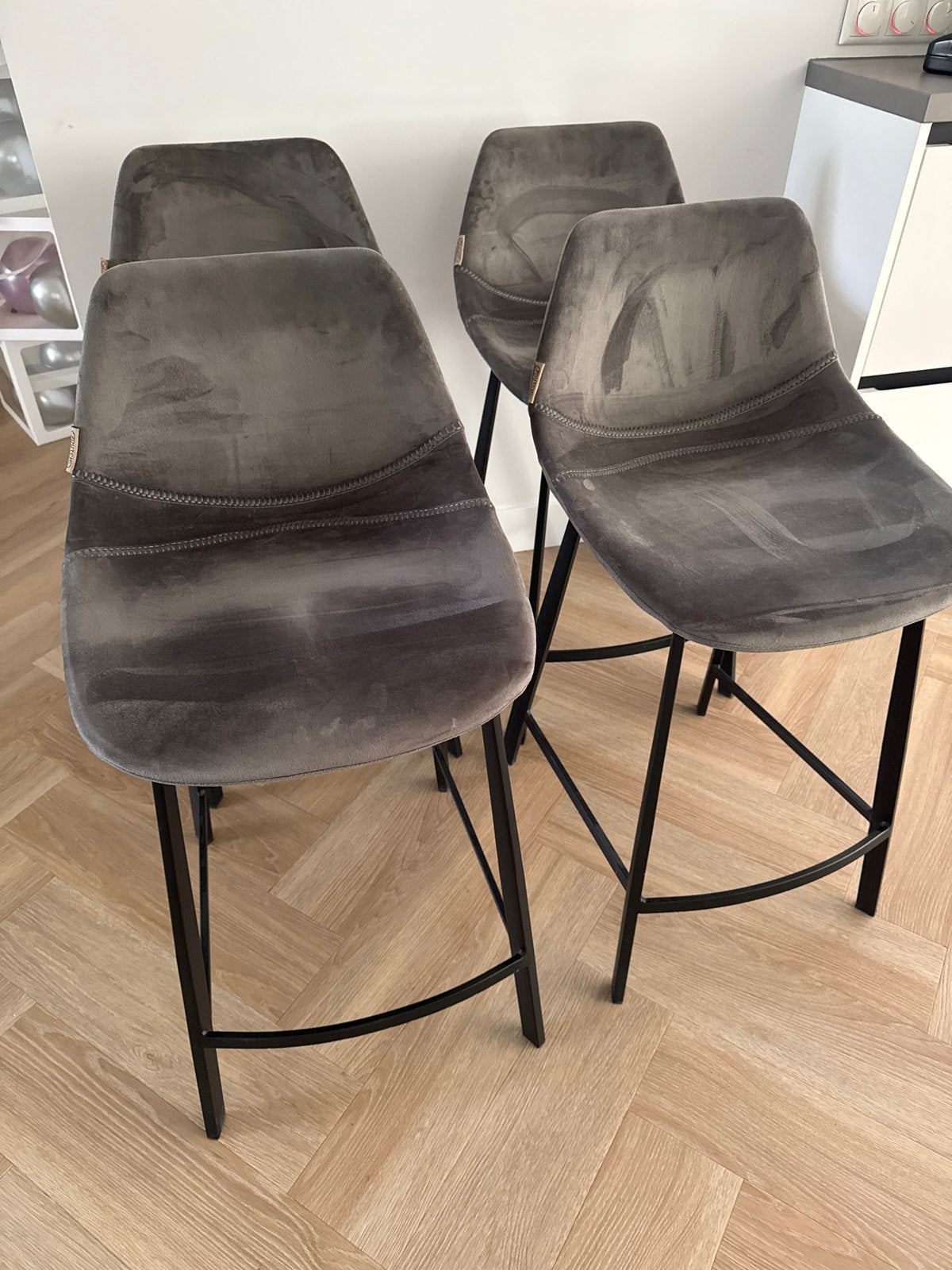 Dutchbone Franky Velvet 4 grijze barkruk metalen onderstel, Huis en Inrichting, Barkrukken, Ophalen, Met voetsteun, 60 tot 90 cm