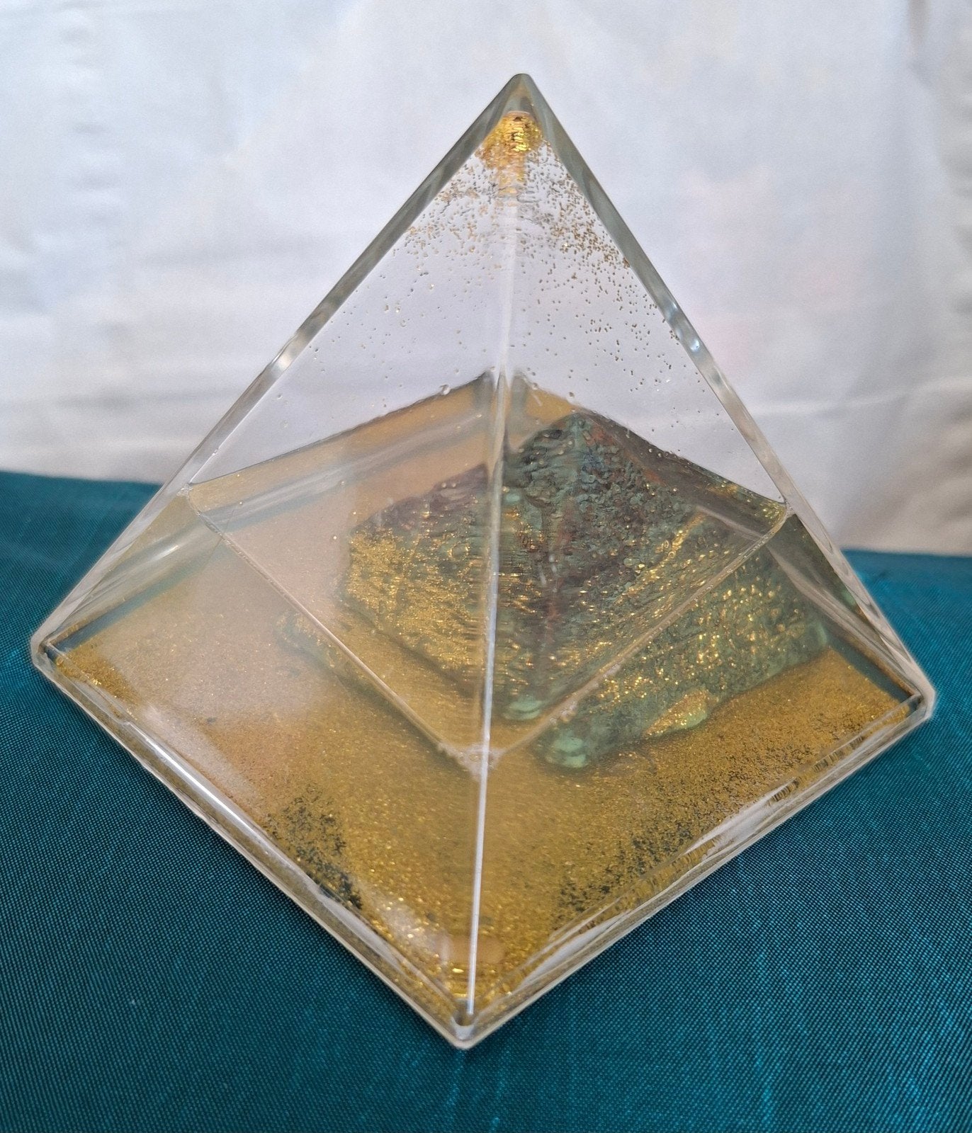 Piramide press paper  met goudkleurige glitters  8 cm, Ophalen of Verzenden, Zo goed als nieuw
