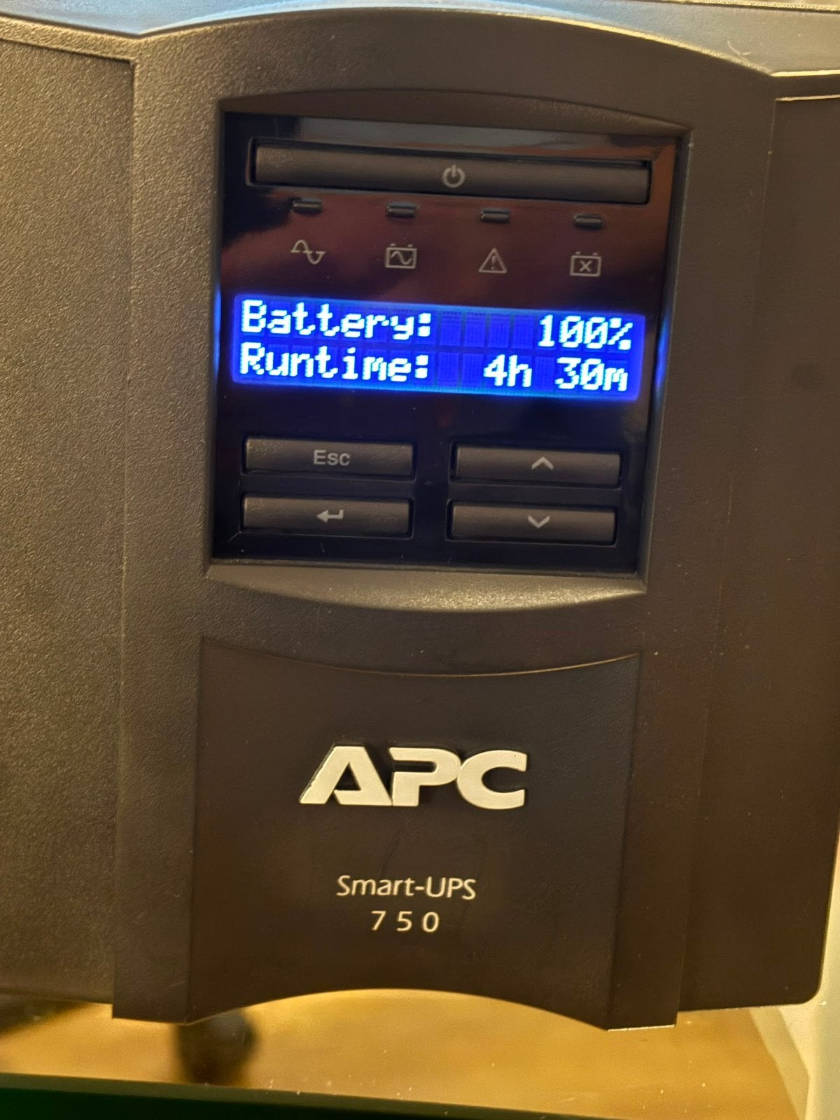 APC Smart-UPS met nieuwe accu’s, Computers en Software, Noodvoedingen (UPS), Ophalen of Verzenden, Zo goed als nieuw