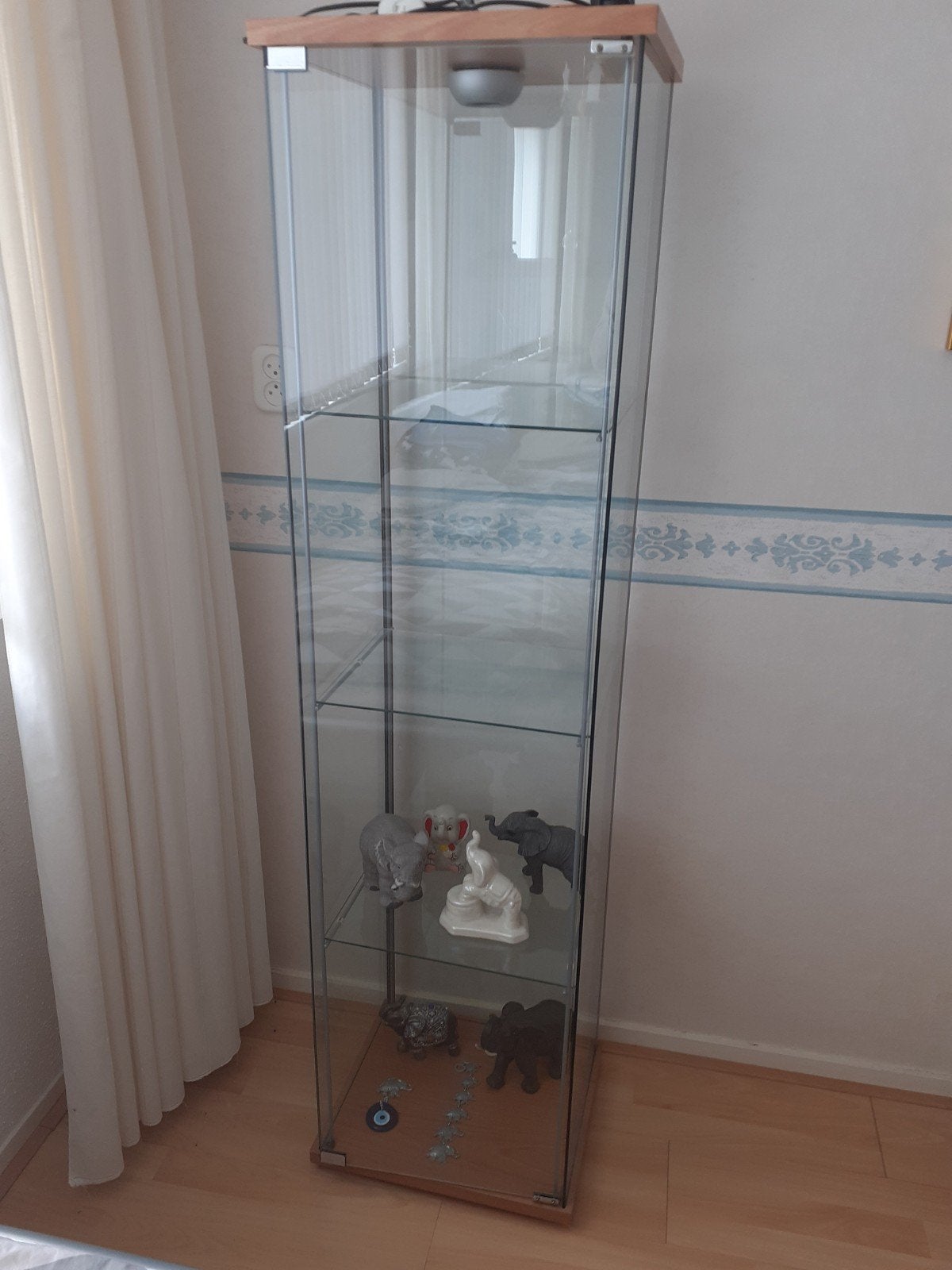 Vitrine kast maten 1.65 hoog 40 cm breed diep.34.5.cm, Huis en Inrichting, Kasten | Vitrinekasten, Met plank(en), Zo goed als nieuw
