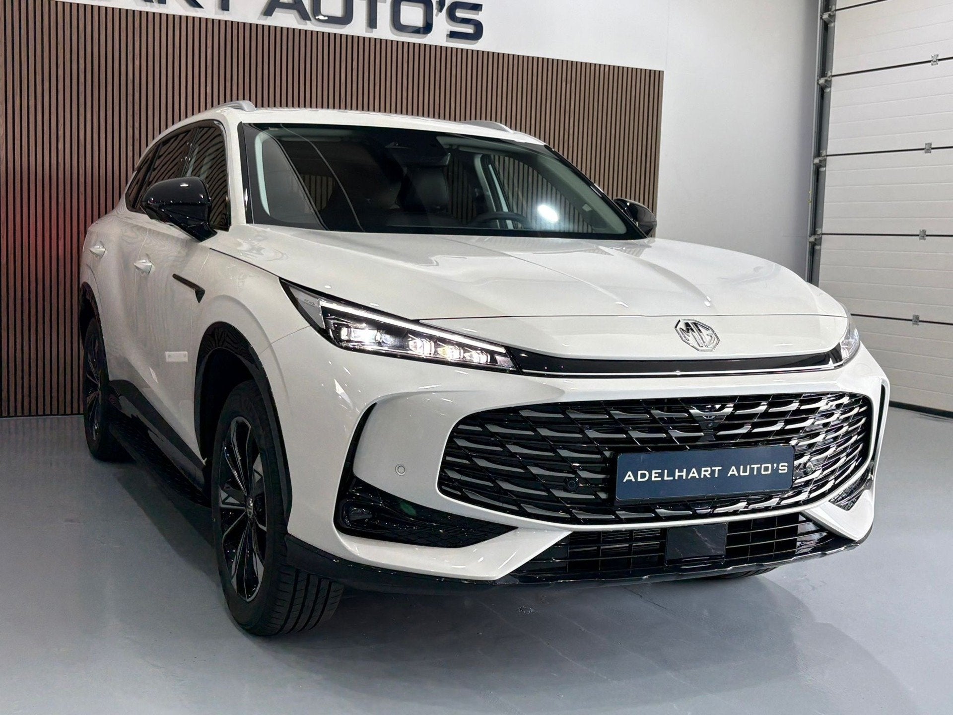 MG MG EHS PHEV 1.5 Luxury PHEV 272 PK Automaat / Navigatie f, Zwart, 4 cilinders, Wit, Nieuw
