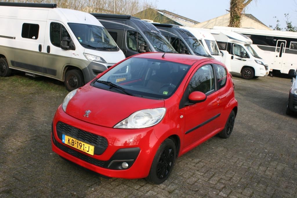 Peugeot 107 1.0 12V E-vti 68PK 3DR 2012 Rood, Voorwielaandrijving, Stof, Zwart, 4 stoelen