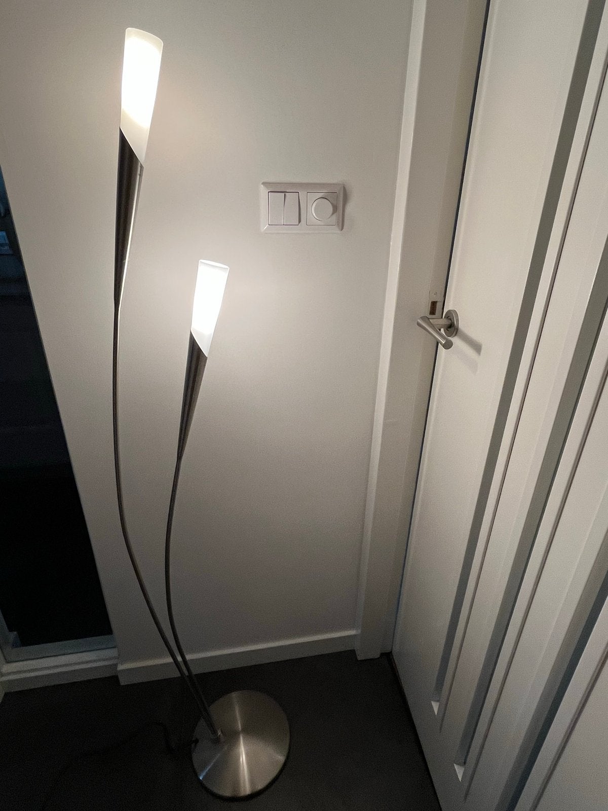 Moderne vloerlamp met twee lichtpunten, Ophalen of Verzenden, Zo goed als nieuw, Metaal, 150 tot 200 cm