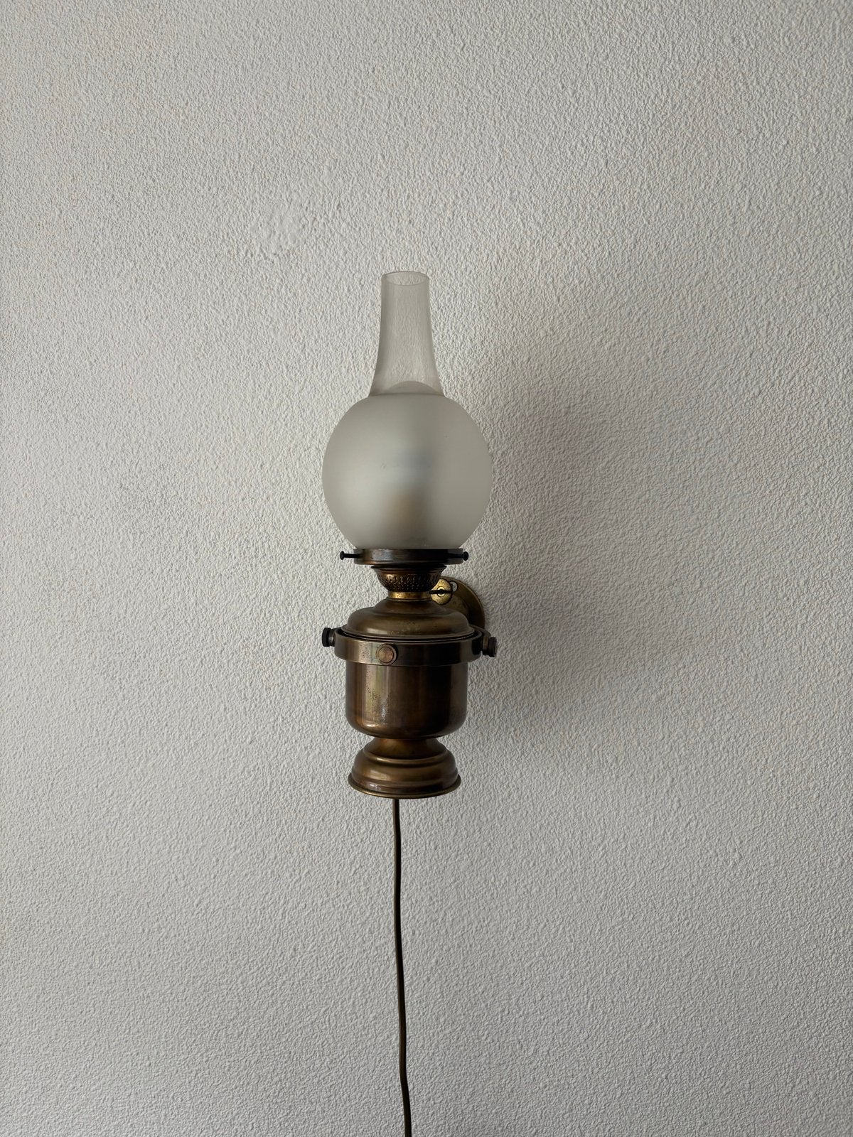 Vintage Wandlamp - Messing met Melkglas Kap, Ophalen, Met snoer/stekker, Gebruikt, Overige fittingen