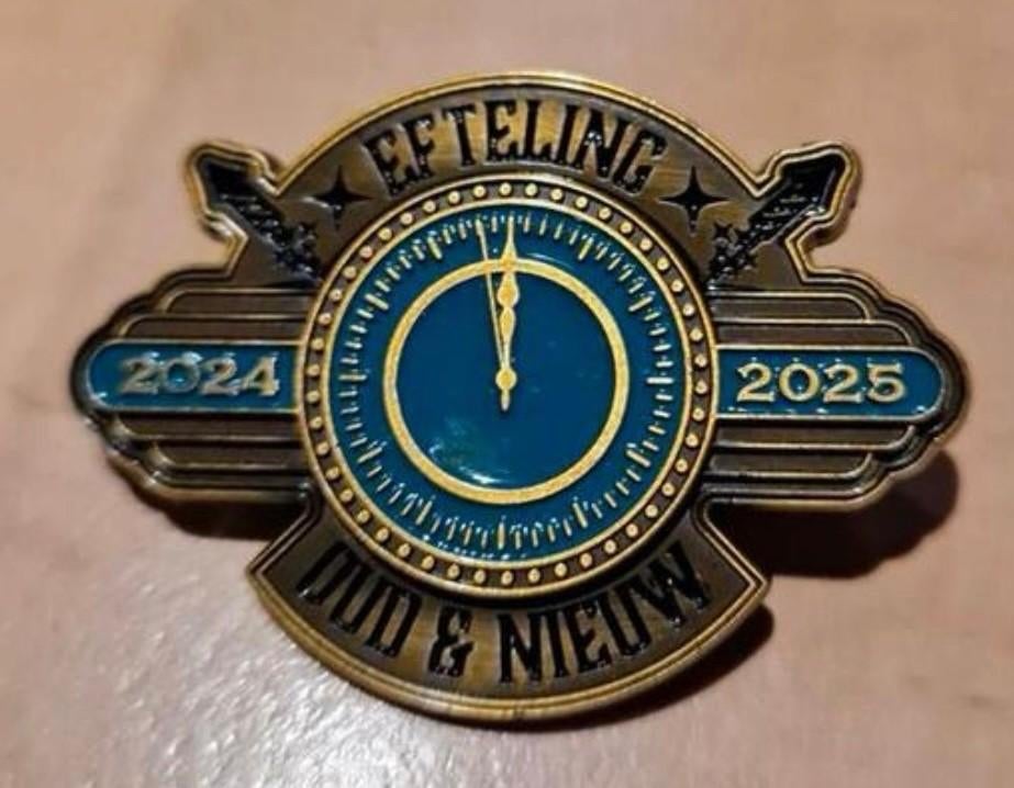 Oud en nieuw pin 2024-2025 gezocht, Ophalen of Verzenden, Nieuw, Button of Speldje