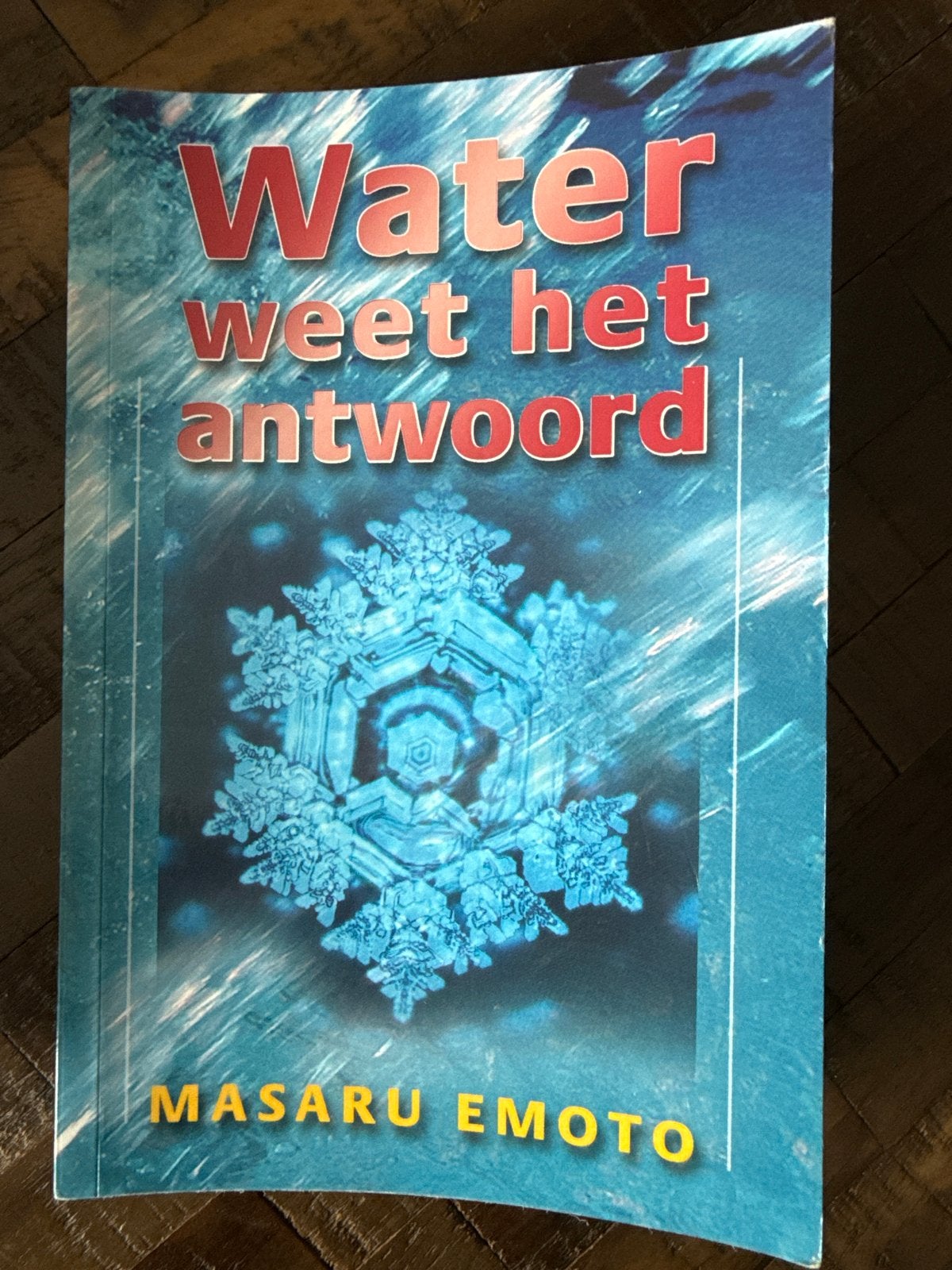 Water weet het antwoord - Masaru Emoto, Boeken, Ophalen of Verzenden, Zo goed als nieuw, Spiritualiteit algemeen, Achtergrond en Informatie