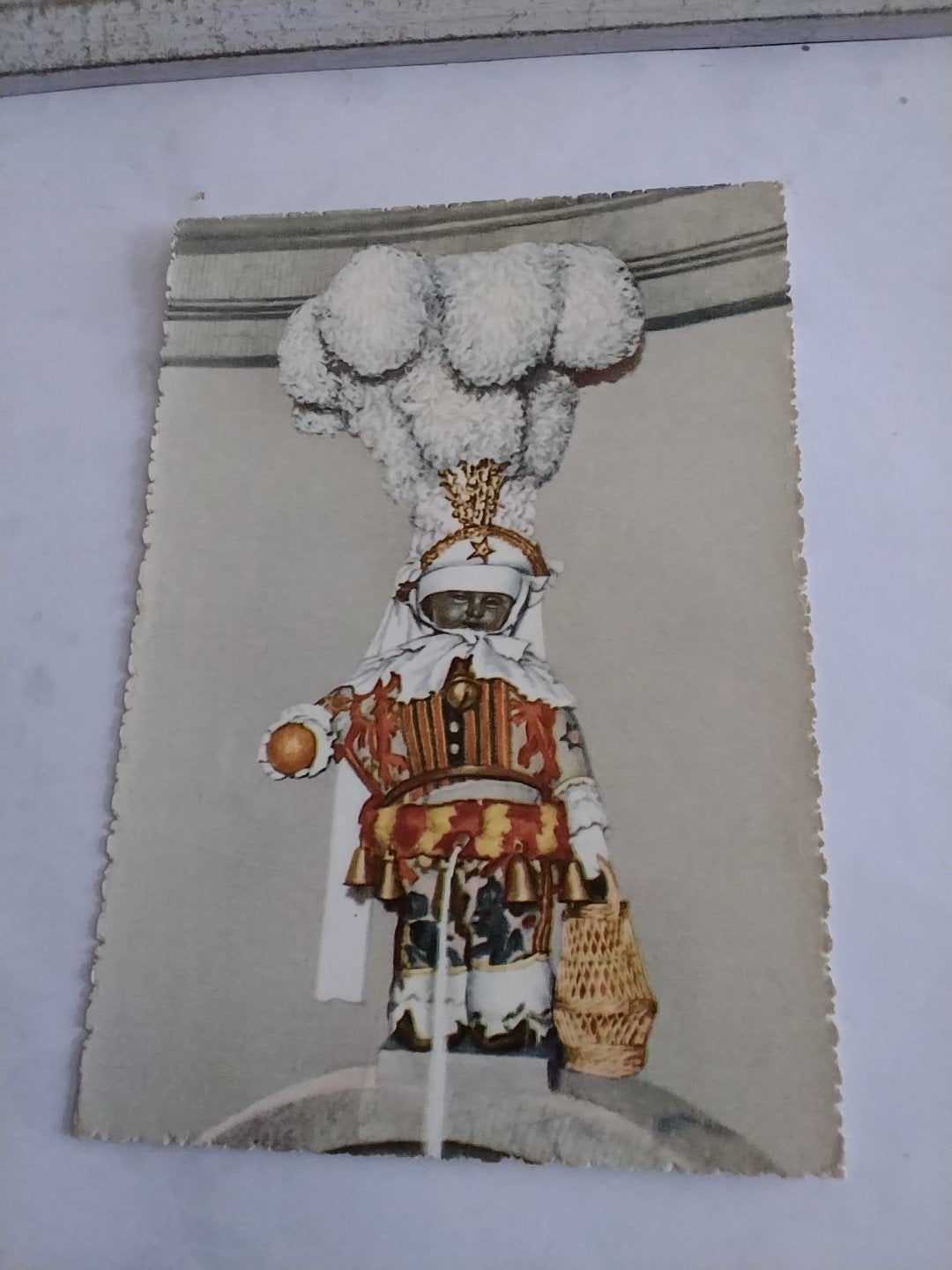 Oude Postkaart Manneken-Pis in Gilles kostuum Brussel, Ophalen of Verzenden, Voor 1920, Gelopen