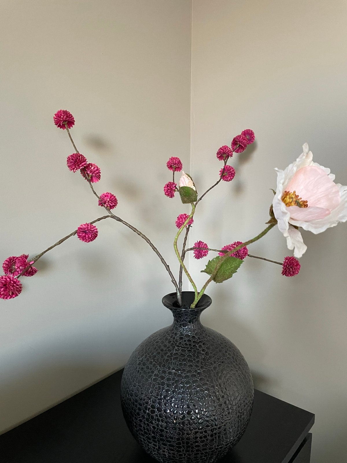Zwarte vaas met textuur en evt. kunstbloemen, Ophalen, Zwart, Inclusief decoratie, Zo goed als nieuw
