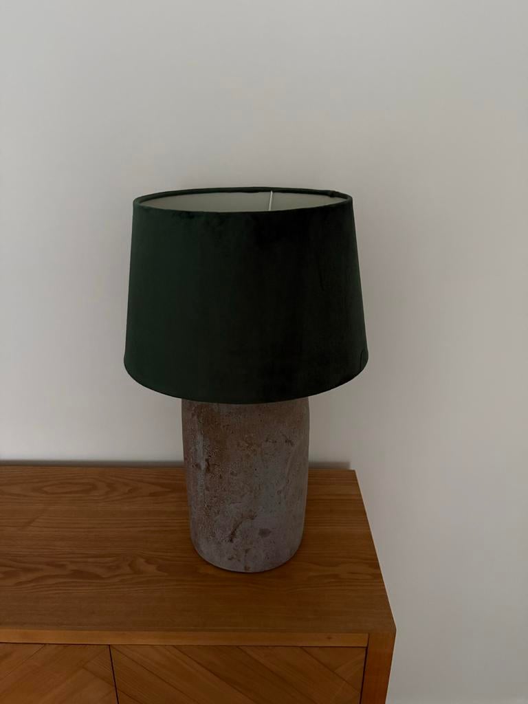 Tafellamp met betonnen voet en fluwelen kap, Ophalen, Zo goed als nieuw, Overige materialen, 50 tot 75 cm