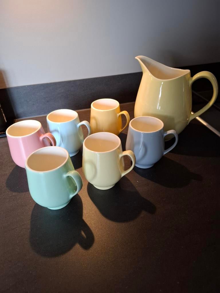 Kwatta kannetje met 6 kopjes in pastelkleuren, Ophalen, Porselein, Overige stijlen, Kop(pen) en/of Schotel(s)