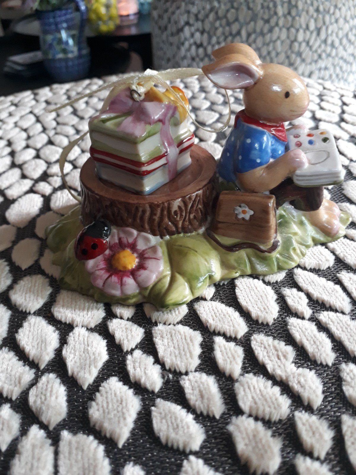 Villeroy & Boch Bunny Family Haas Lezend met Verpakking, Ophalen of Verzenden, Zo goed als nieuw, Meerkleurig, Steen/keramiek
