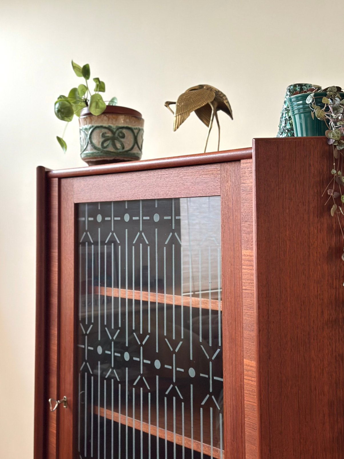 Vintage hoekkast Deens vitrine teak hout jaren 50/60/70, Ophalen, Gebruikt, 100 tot 150 cm, Met lade(s)