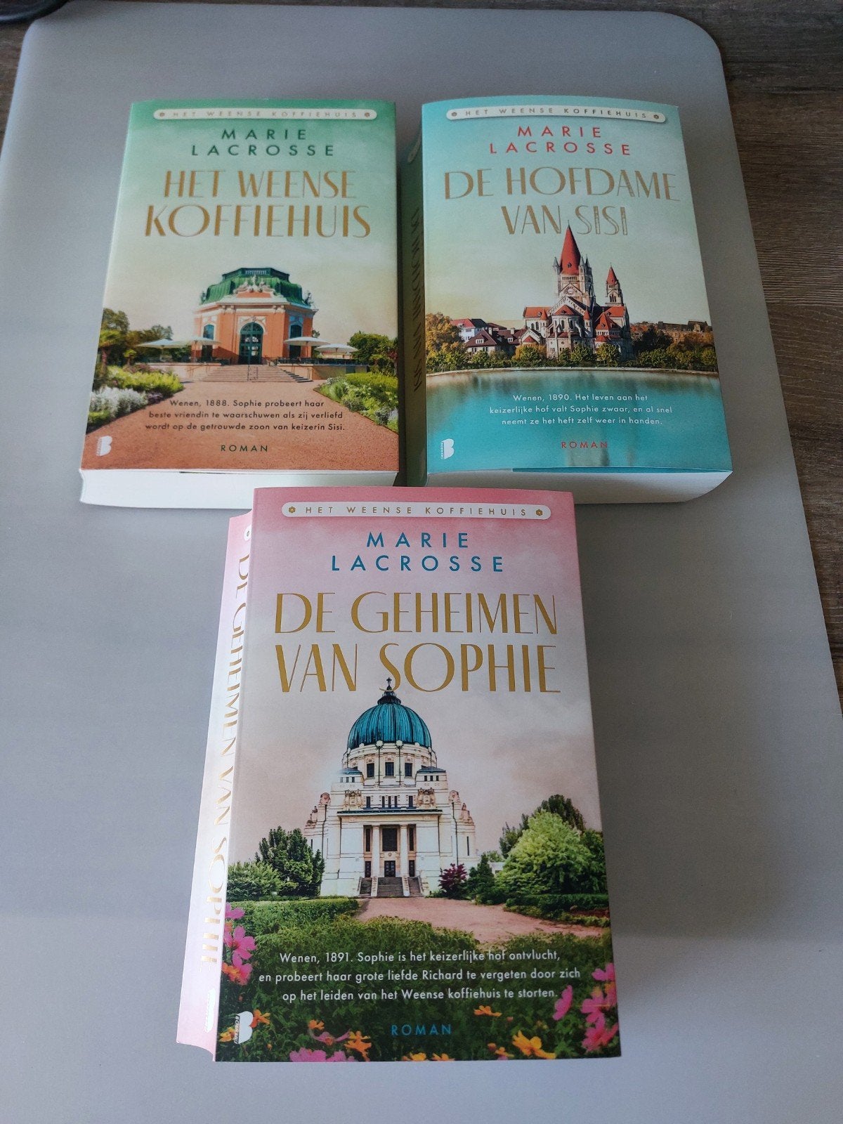 Marie Lacrosse, trilogie Het Weense Koffiehuis., Boeken, Romans, Ophalen of Verzenden, Zo goed als nieuw, Marie Lacrosse.