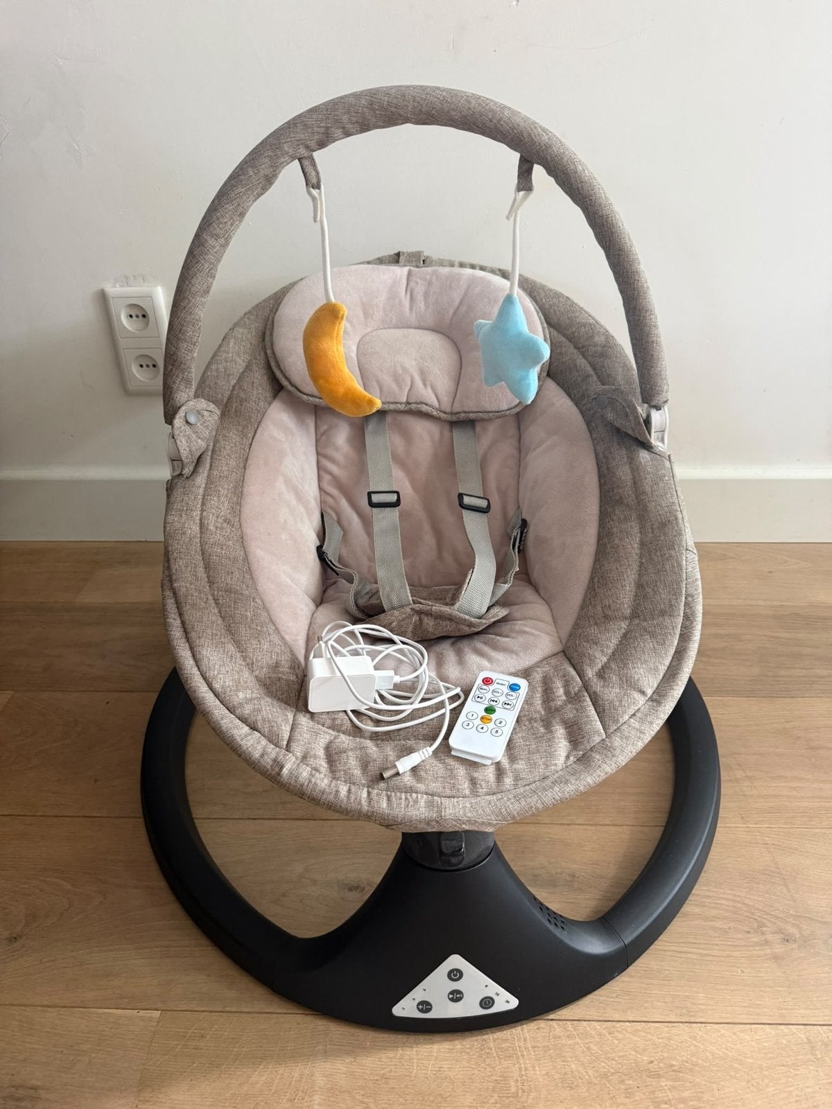 Baby schommelstoel met afstandsbediening en speelboog, Kinderen en Baby's, Ophalen, Zo goed als nieuw, Overige typen, Gordel(s)
