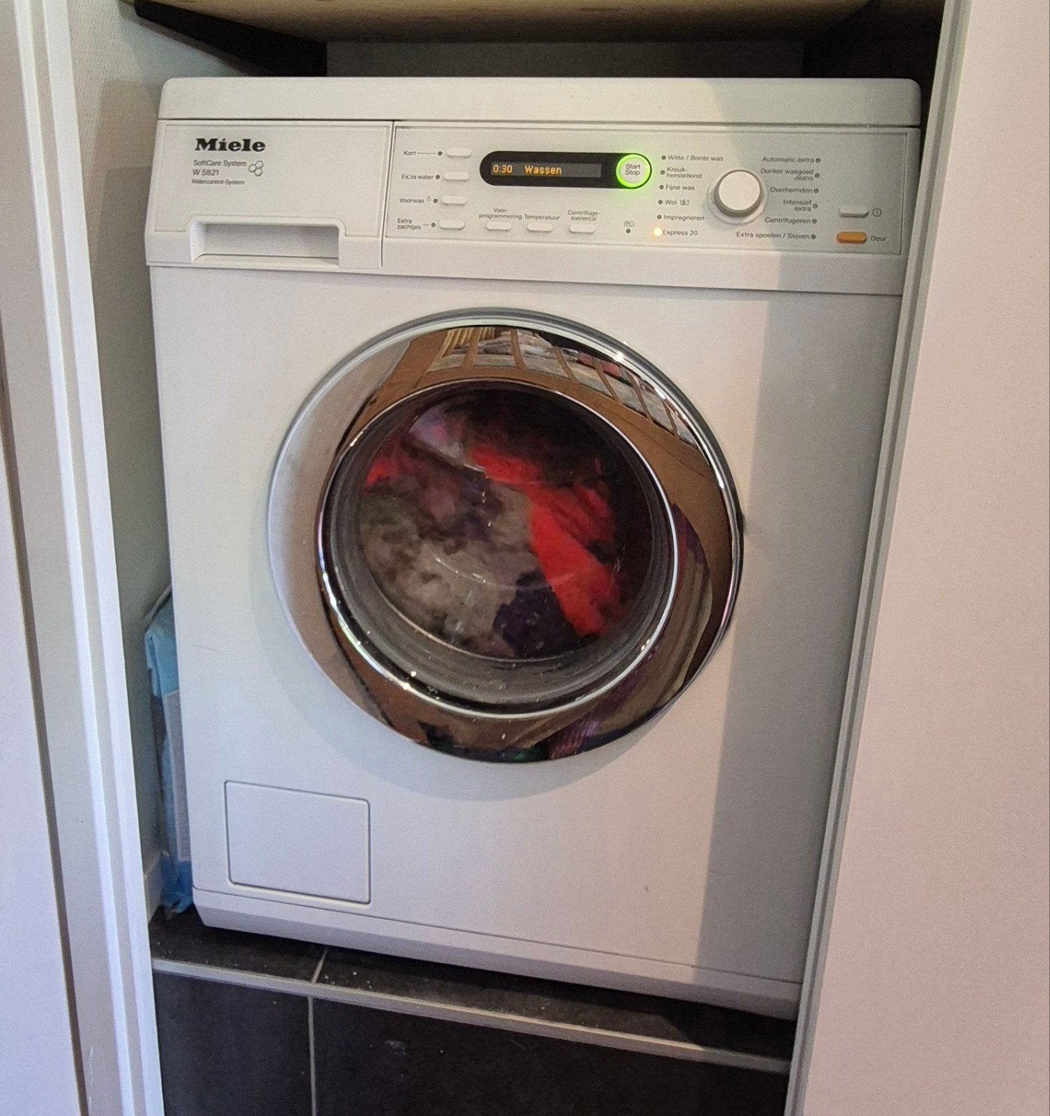 Miele wasmachine en droger, 6 tot 8 kg, Ophalen, 1200 tot 1600 toeren, 85 tot 90 cm