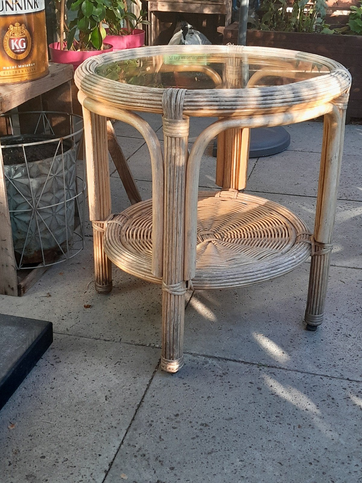 Rotan bijzettafeltje met een glazen bad, Huis en Inrichting, Tafels | Bijzettafels, Minder dan 55 cm, Rond, Glas, Ophalen