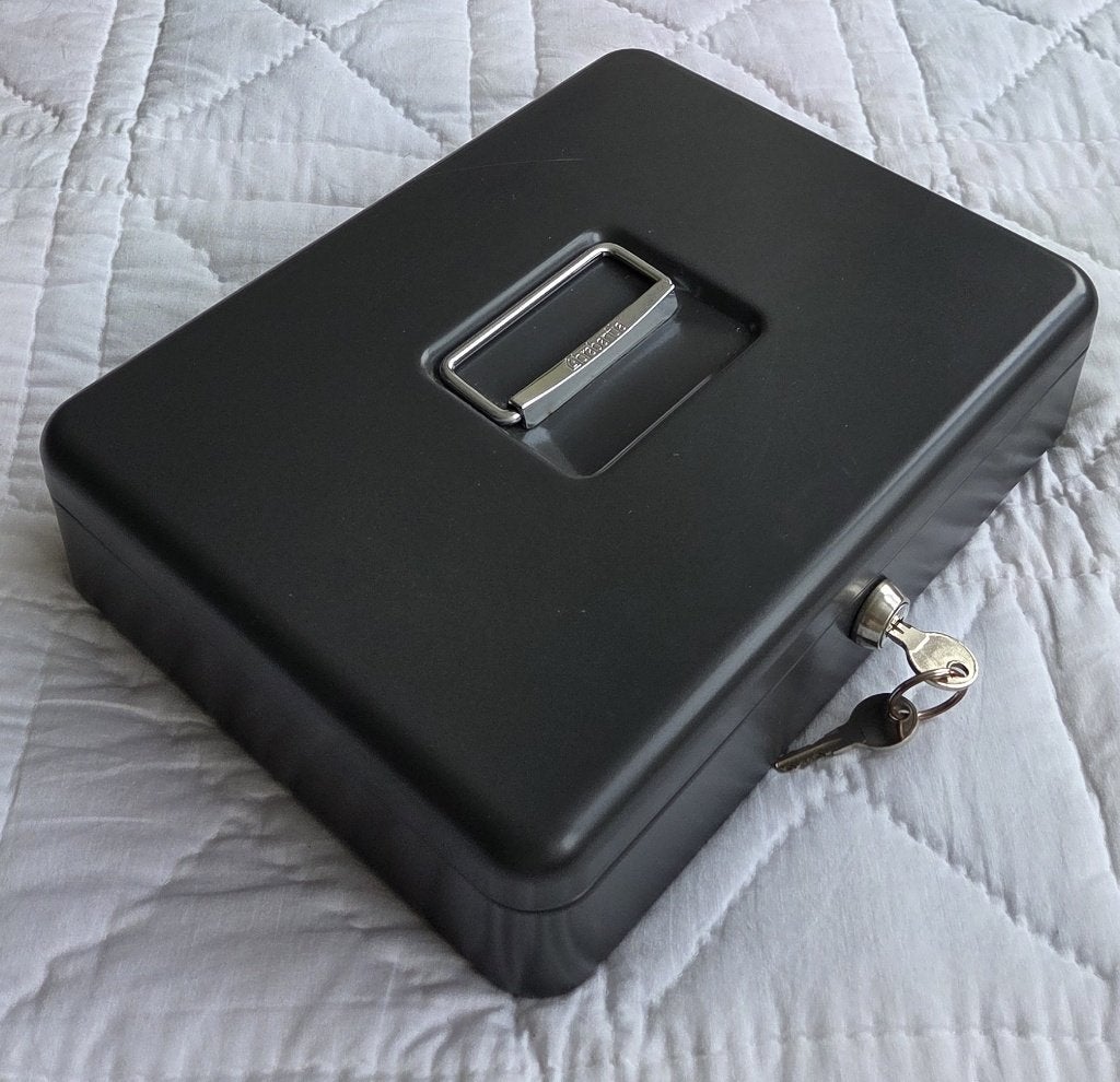 Stalen geldkist Brabantia - 30 x 23 x 8 cm - met 2 sleutels, Ophalen of Verzenden, Zo goed als nieuw, Metaal of Blik, Overige thema's