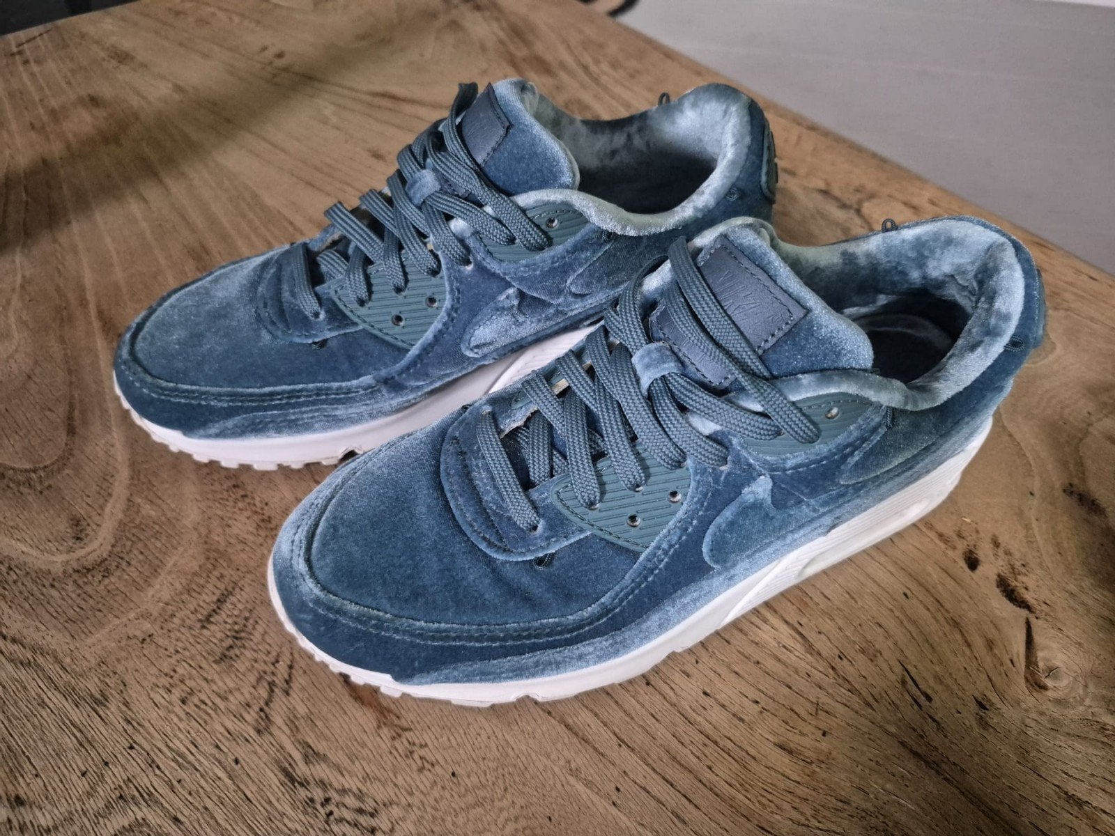 Nike Air Max 90 Sneakers - Blauw Velours, Kleding | Dames, Schoenen, Blauw, Nike, Ophalen of Verzenden, Sneakers of Gympen
