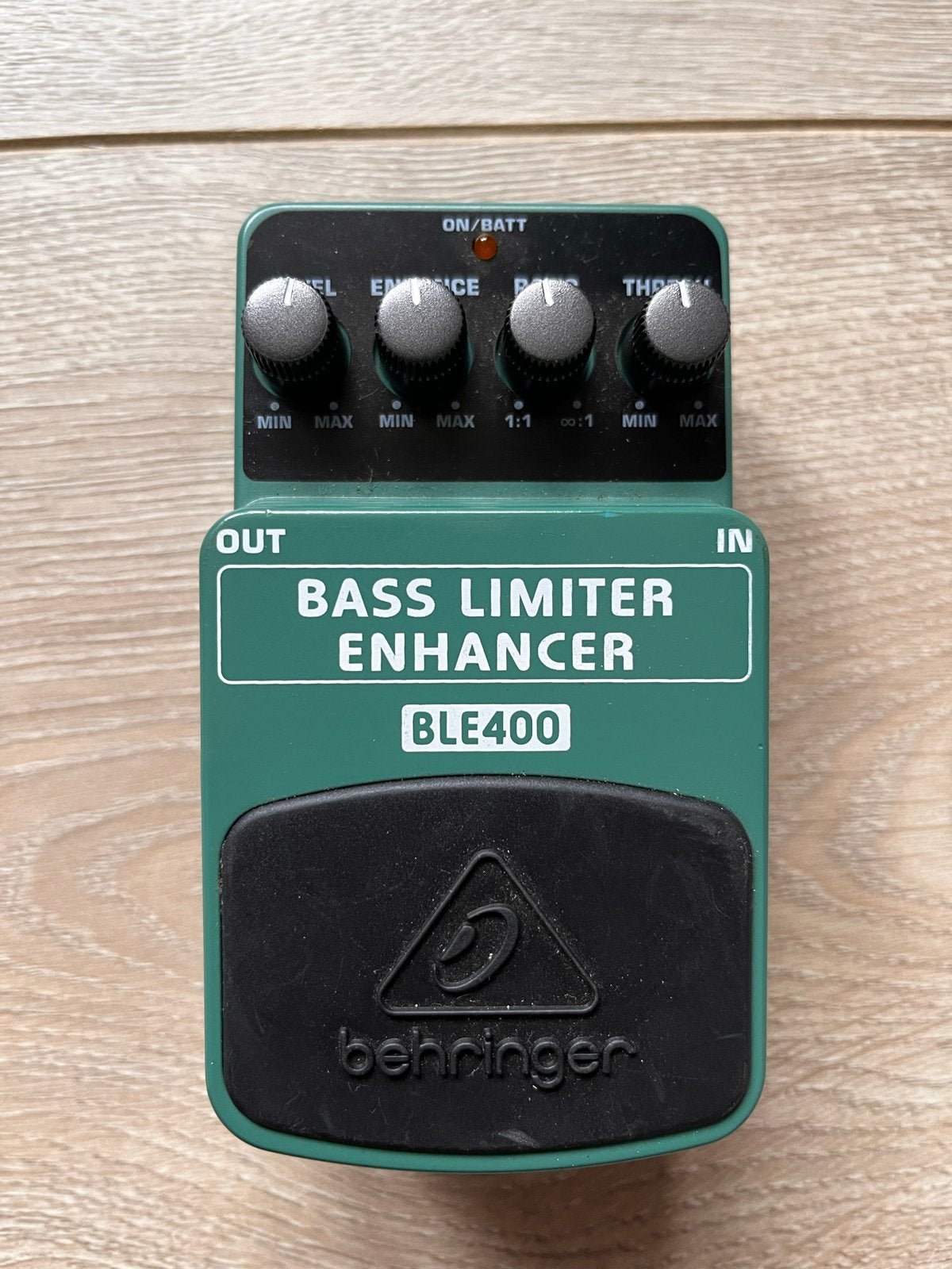 Behringer BLE400 Bass Limiter Enhancer effectpedaal, Ophalen of Verzenden, Zo goed als nieuw, Overige typen