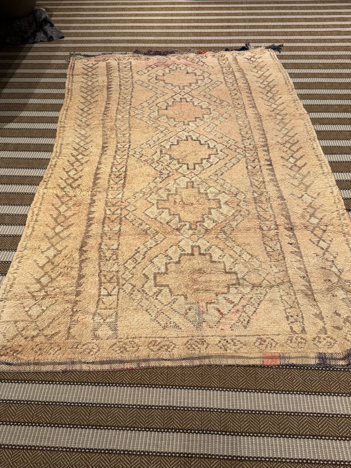 Handgemaakt Marokkaans groot kleed van El Ramla Hamra, Huis en Inrichting, Stoffering | Tapijten en Kleden, Gebruikt, 100 tot 150 cm