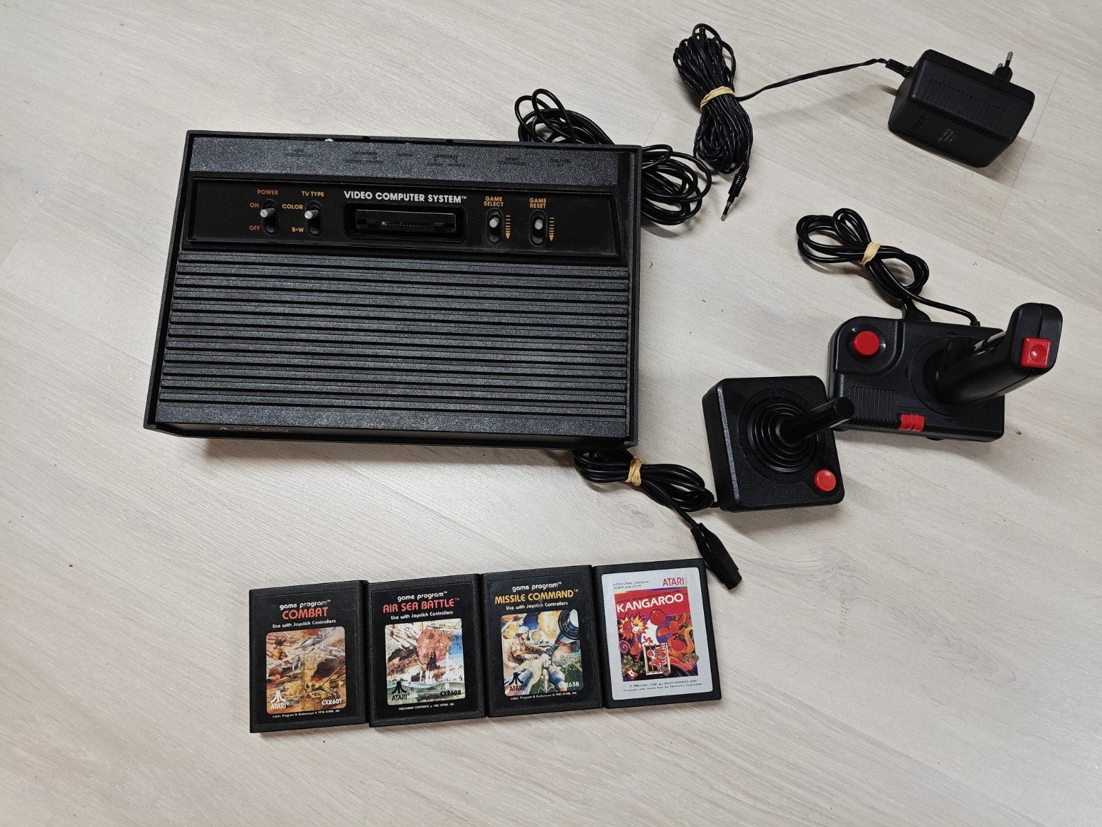 Atari 2600 Darth Vader console met 4 games en 2 controllers, Spelcomputers en Games, Spelcomputers | Atari, Zo goed als nieuw